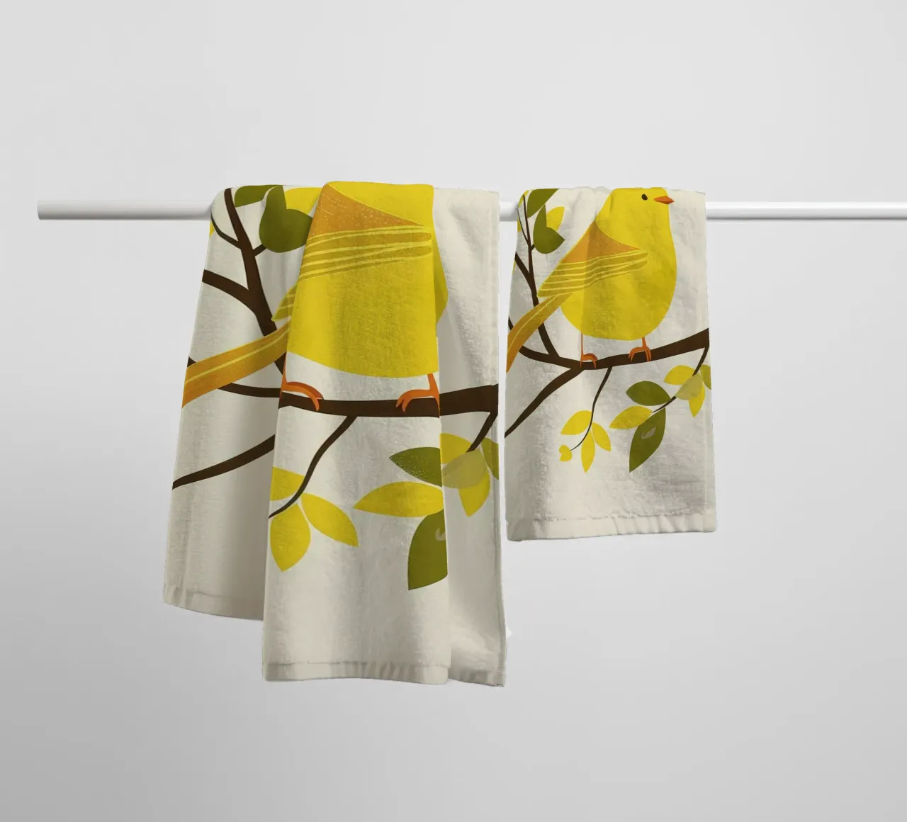 Canari jaune vif assis sur une branche avec un vert luxuriant serviette de bain de DesignDoodle