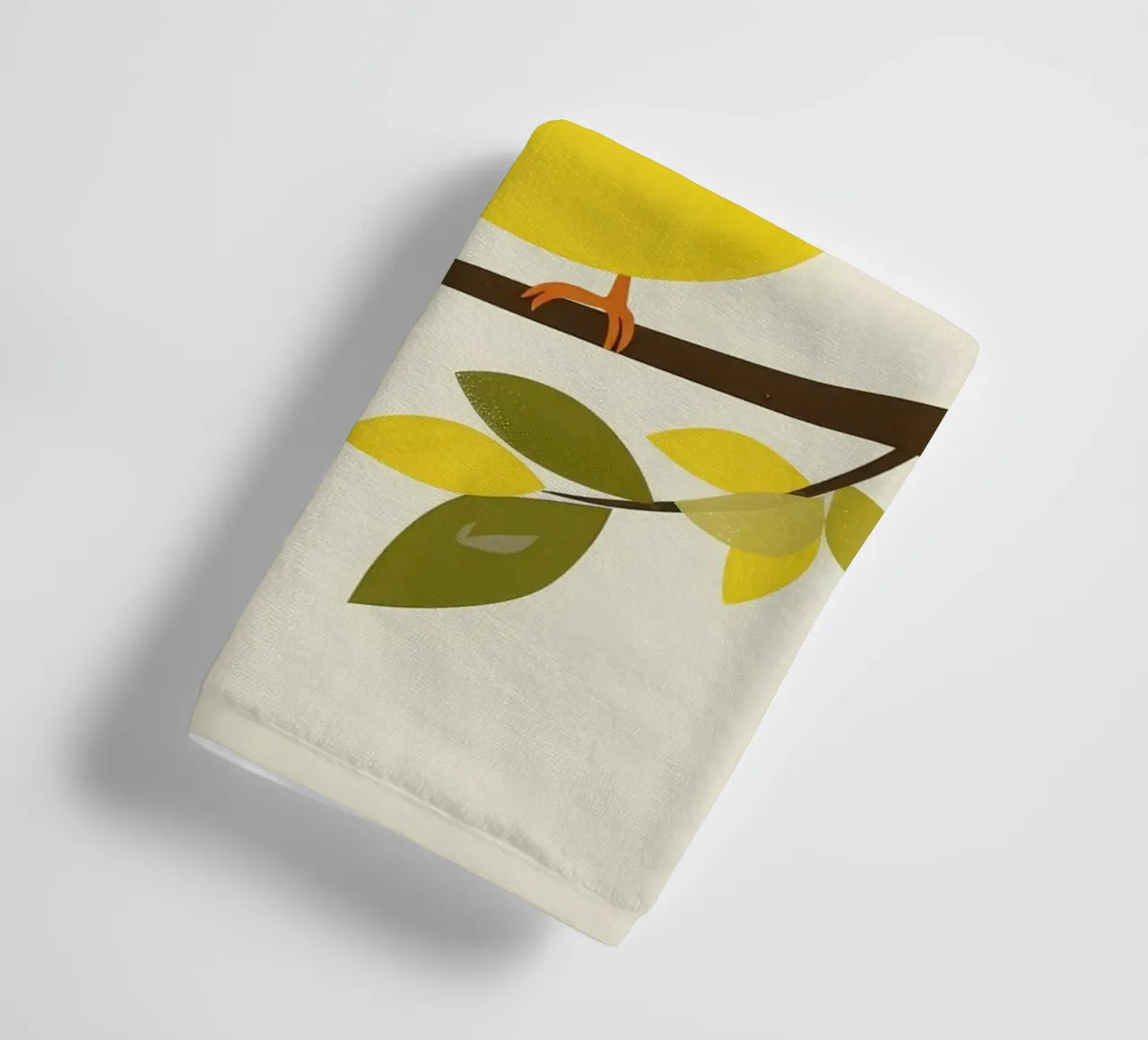 Canari jaune vif assis sur une branche avec un vert luxuriant serviette de bain de DesignDoodle
