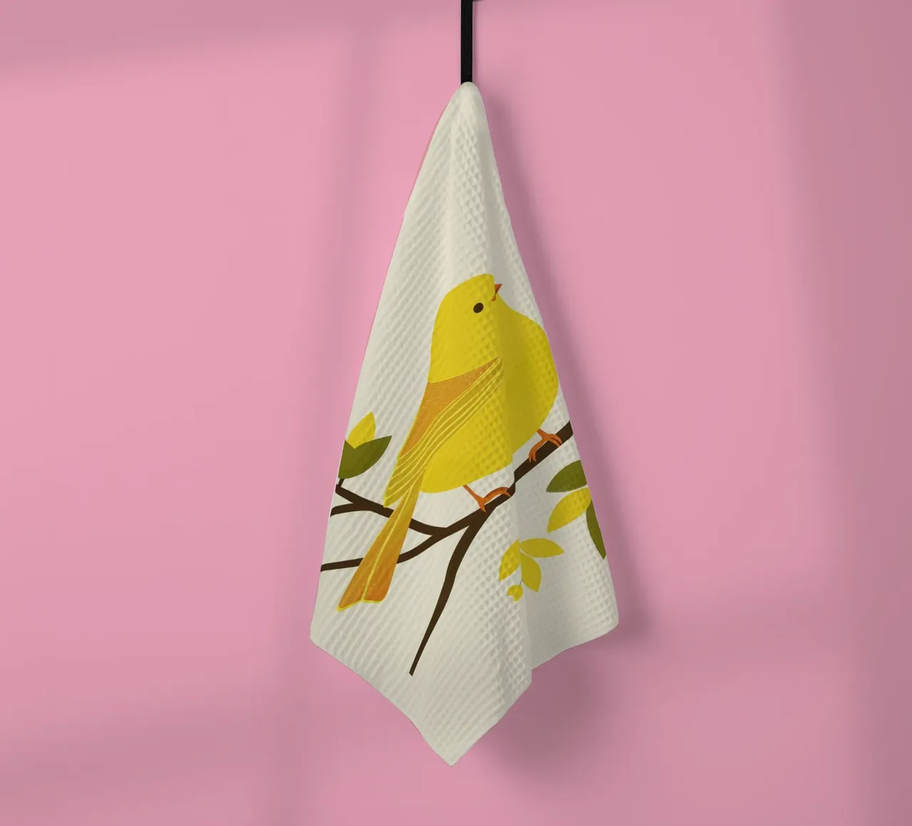 Canari jaune vif assis sur une branche avec un vert luxuriant torchon de DesignDoodle