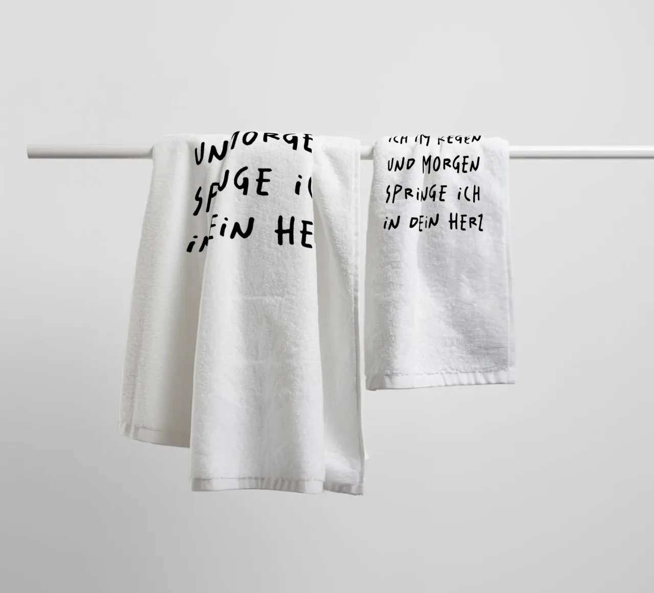 heute hüpfe ich im Regen und morgen springe ich in dein Herz asciugamano da bagno da FRICKE DESIGN