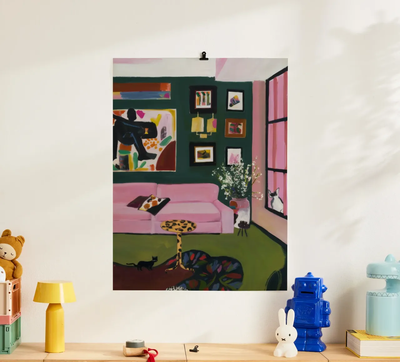 Smaragd-Lounge Muse Poster mit Holzrahmen von Opal Strokes