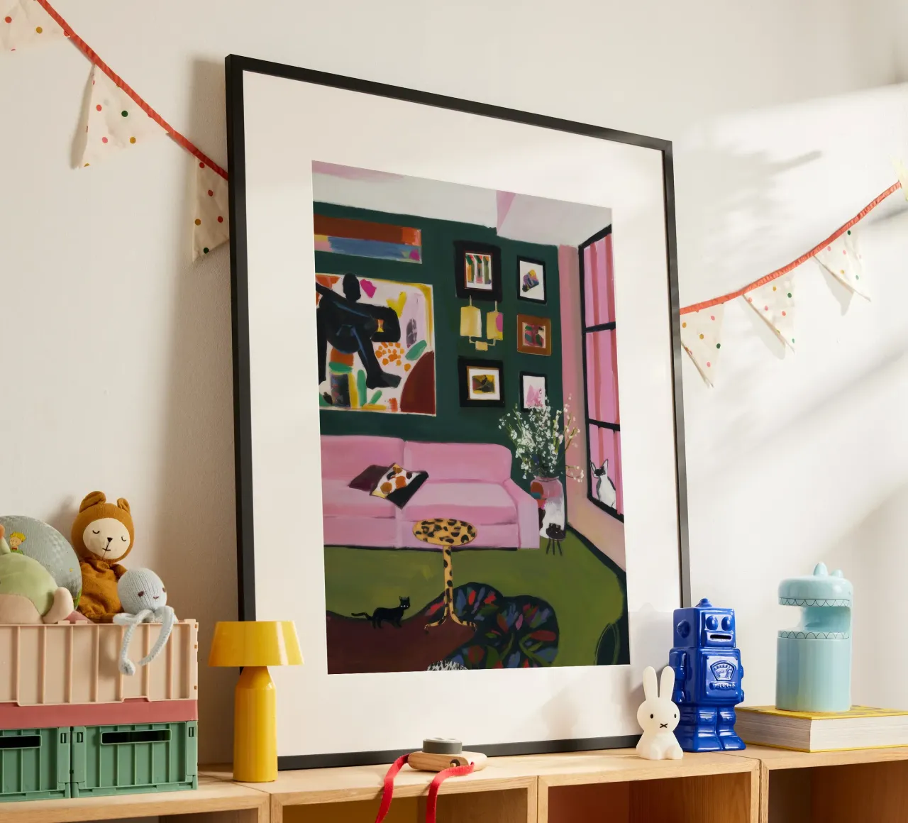 Smaragd-Lounge Muse Poster mit Holzrahmen von Opal Strokes