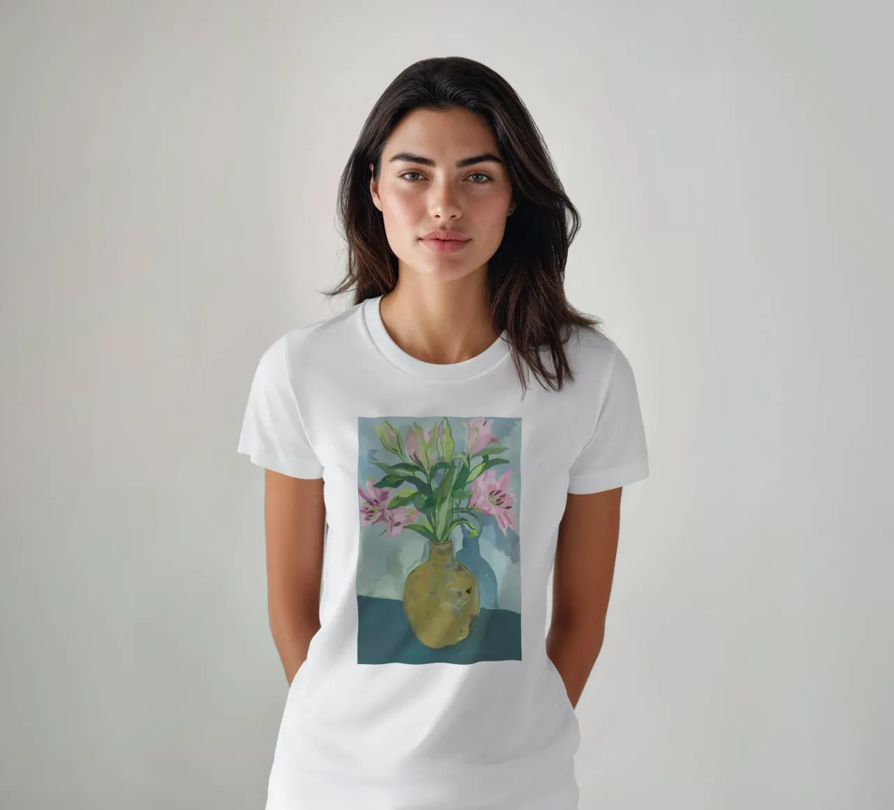Gold Vase Of Lillies t-shirt da Sonia Brittain