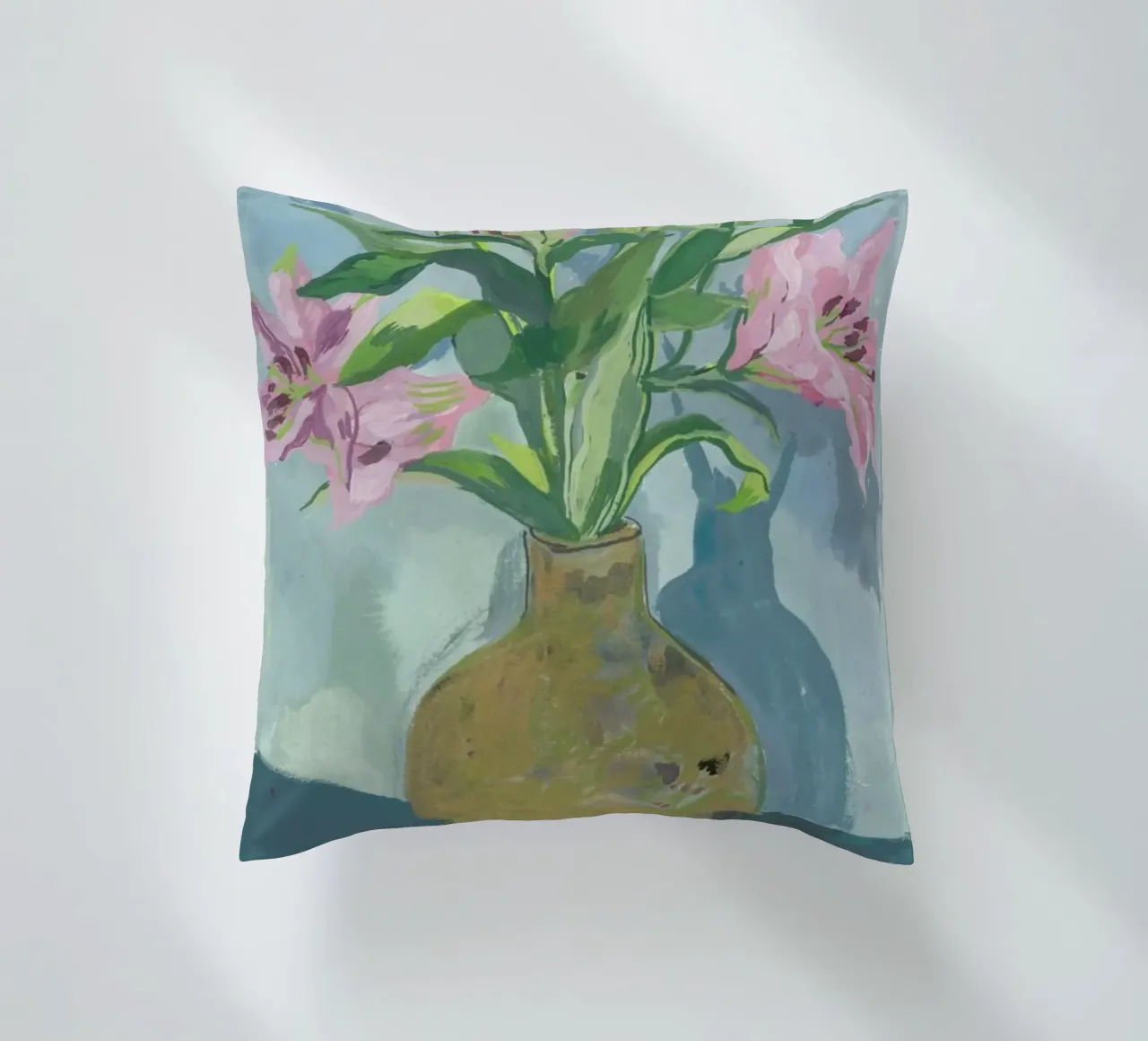 Gold Vase Of Lillies cuscino da Sonia Brittain