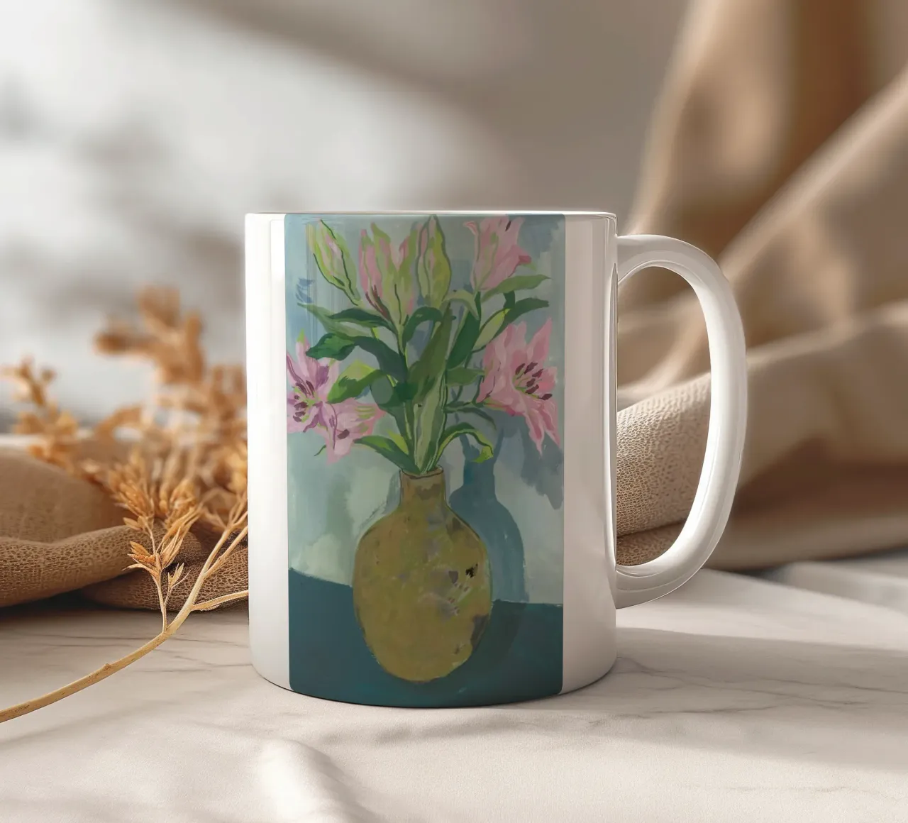 Gold Vase Of Lillies tazza in ceramica da Sonia Brittain
