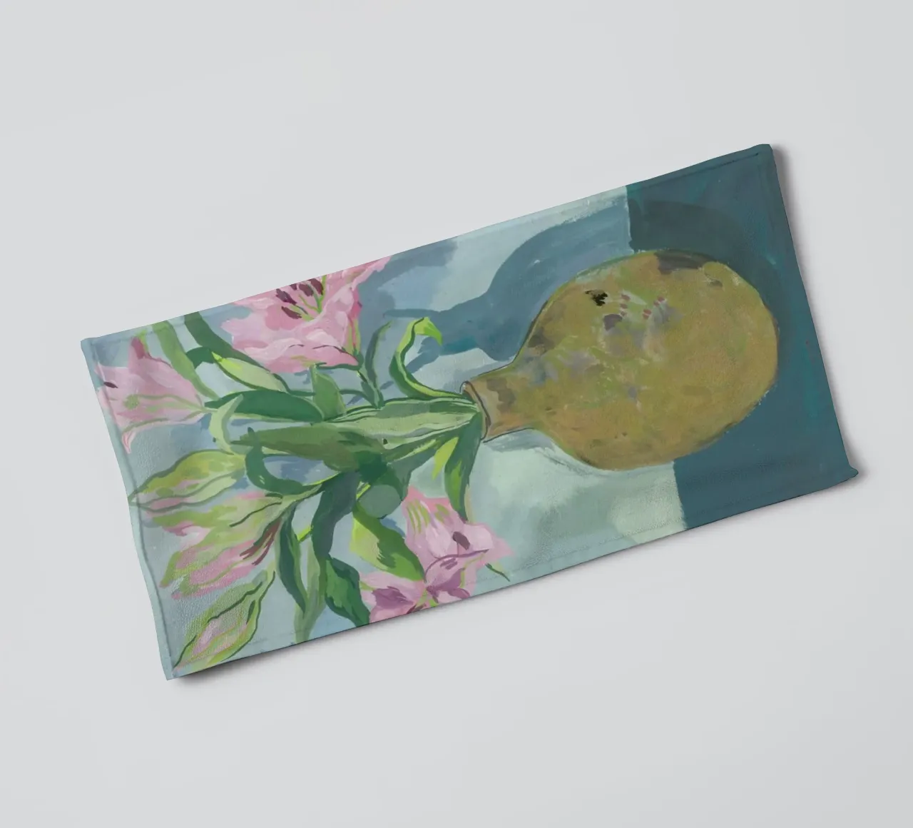 Gold Vase Of Lillies asciugamano da bagno da Sonia Brittain