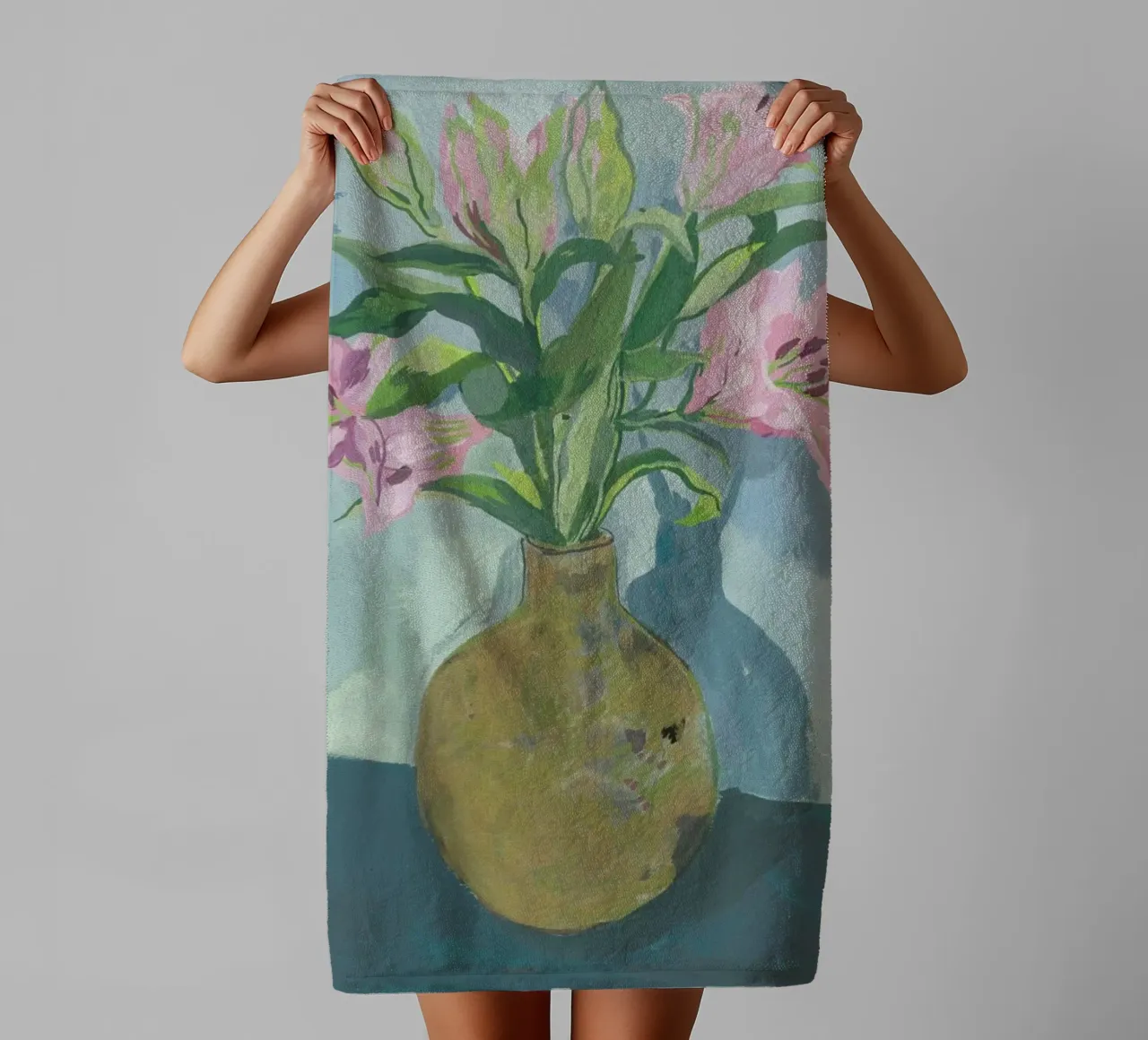 Gold Vase Of Lillies asciugamano da bagno da Sonia Brittain