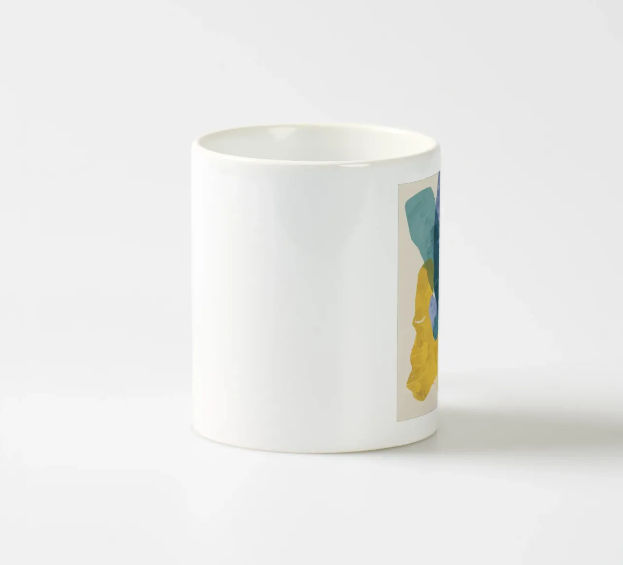 Gioco di forme illuminato dal sole tazza in ceramica da Vivid Reverie