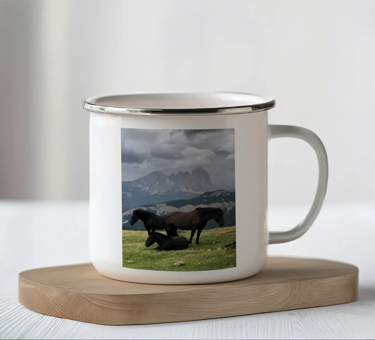grasbewachsenes Feld Emaille Tasse von Horsire