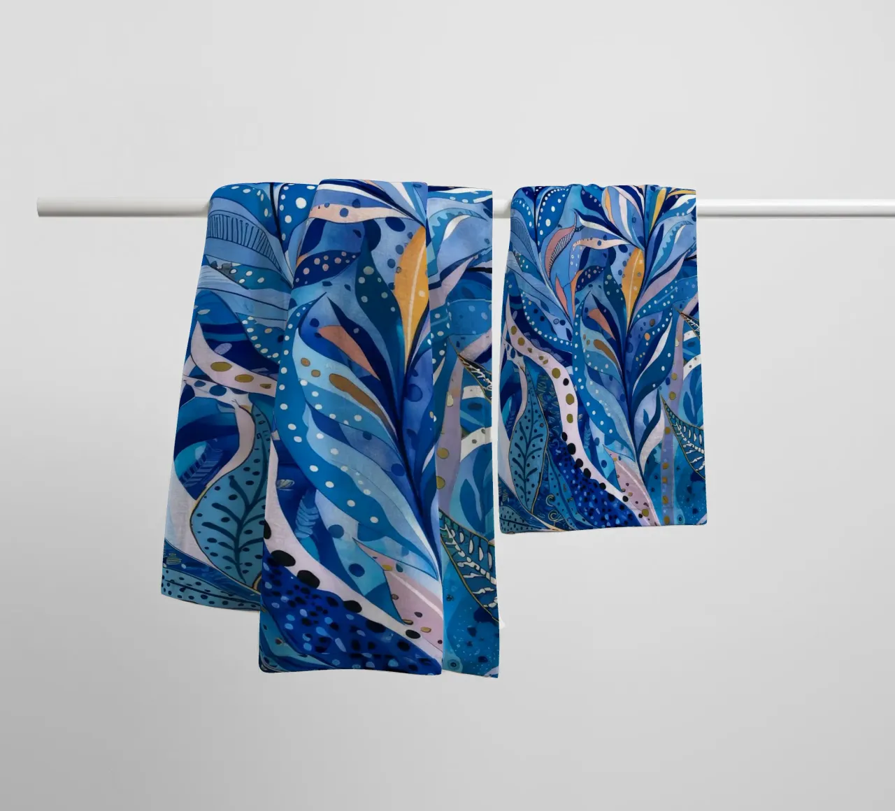 Labirinto di foglie azzurre asciugamano da bagno da Vivid Reverie
