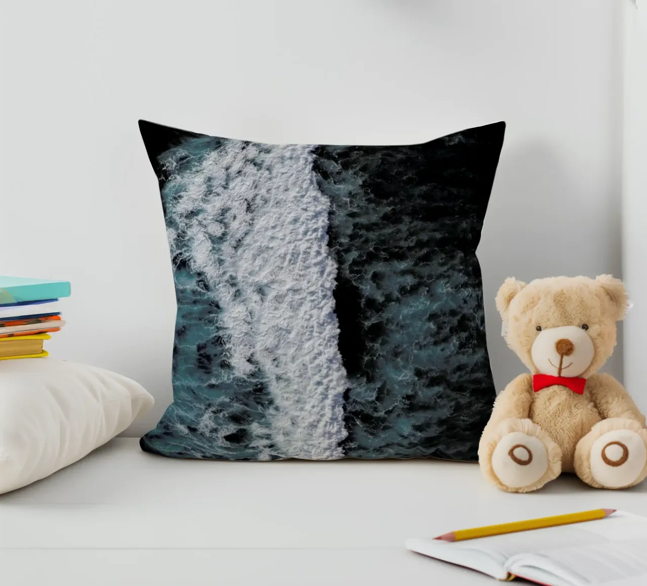 Calming Waves & Deep Blue Sea cuscino da Studio Nahili