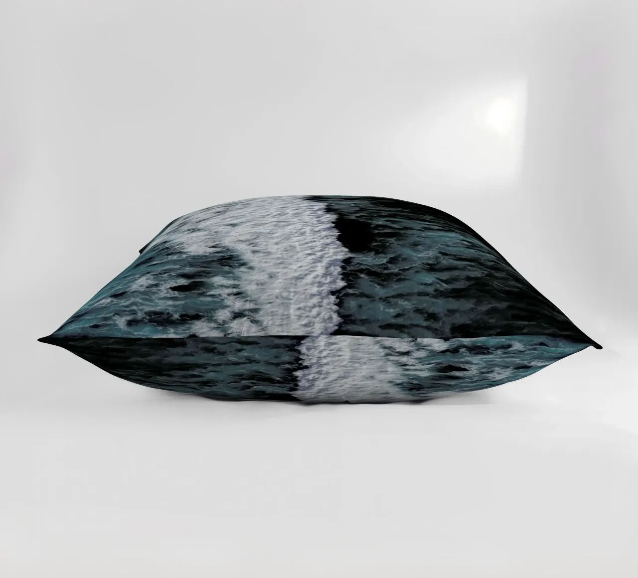 Calming Waves & Deep Blue Sea cuscino da Studio Nahili