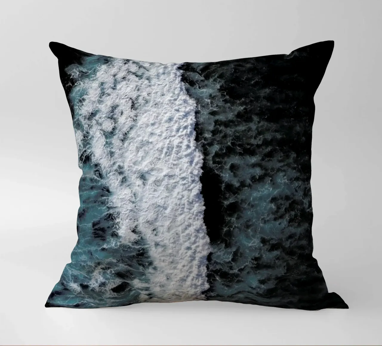 Calming Waves & Deep Blue Sea cuscino da Studio Nahili
