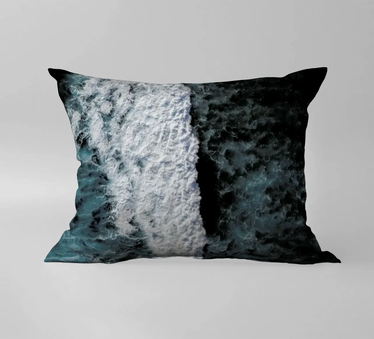Calming Waves & Deep Blue Sea cuscino da Studio Nahili