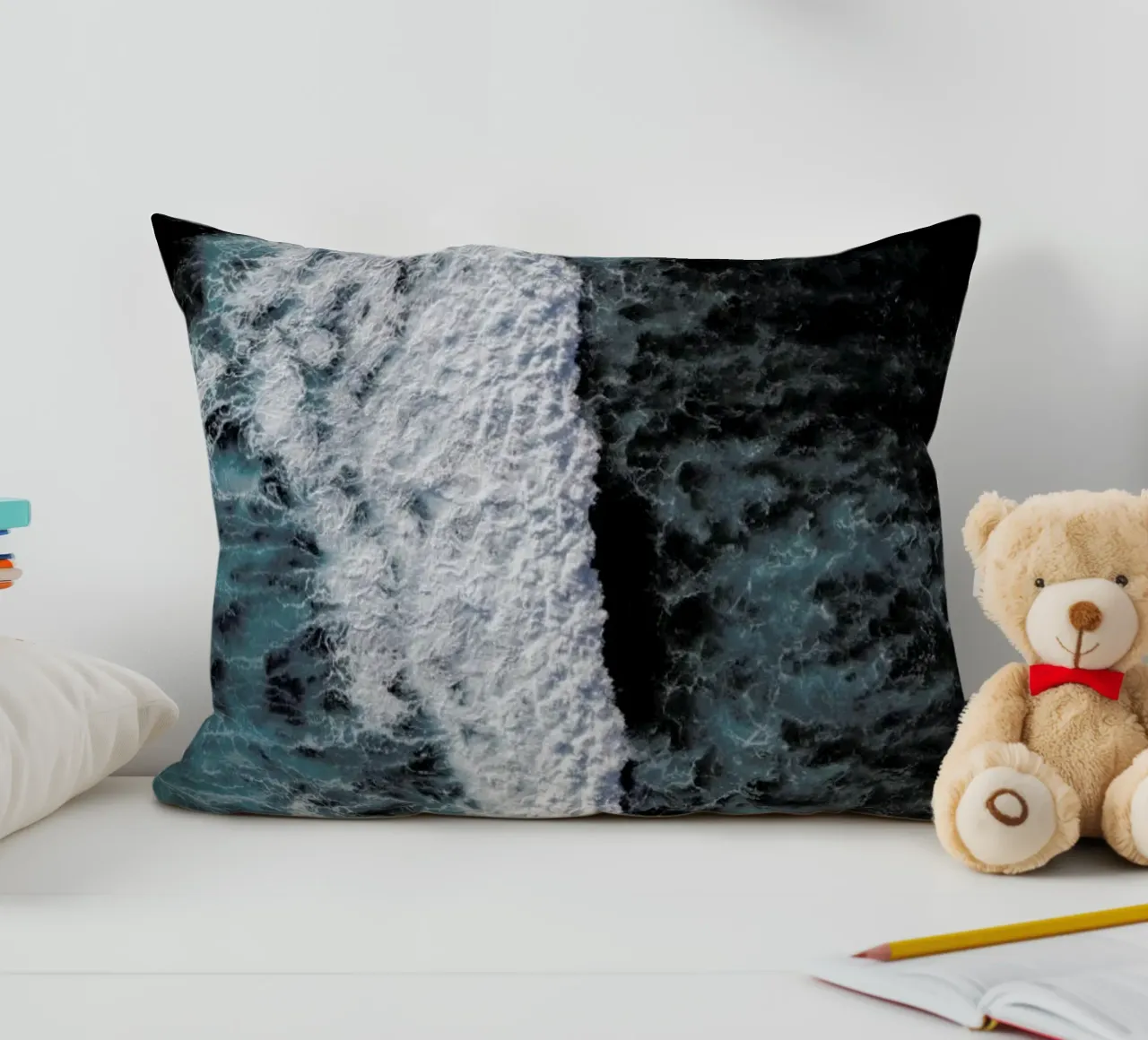 Calming Waves & Deep Blue Sea cuscino da Studio Nahili