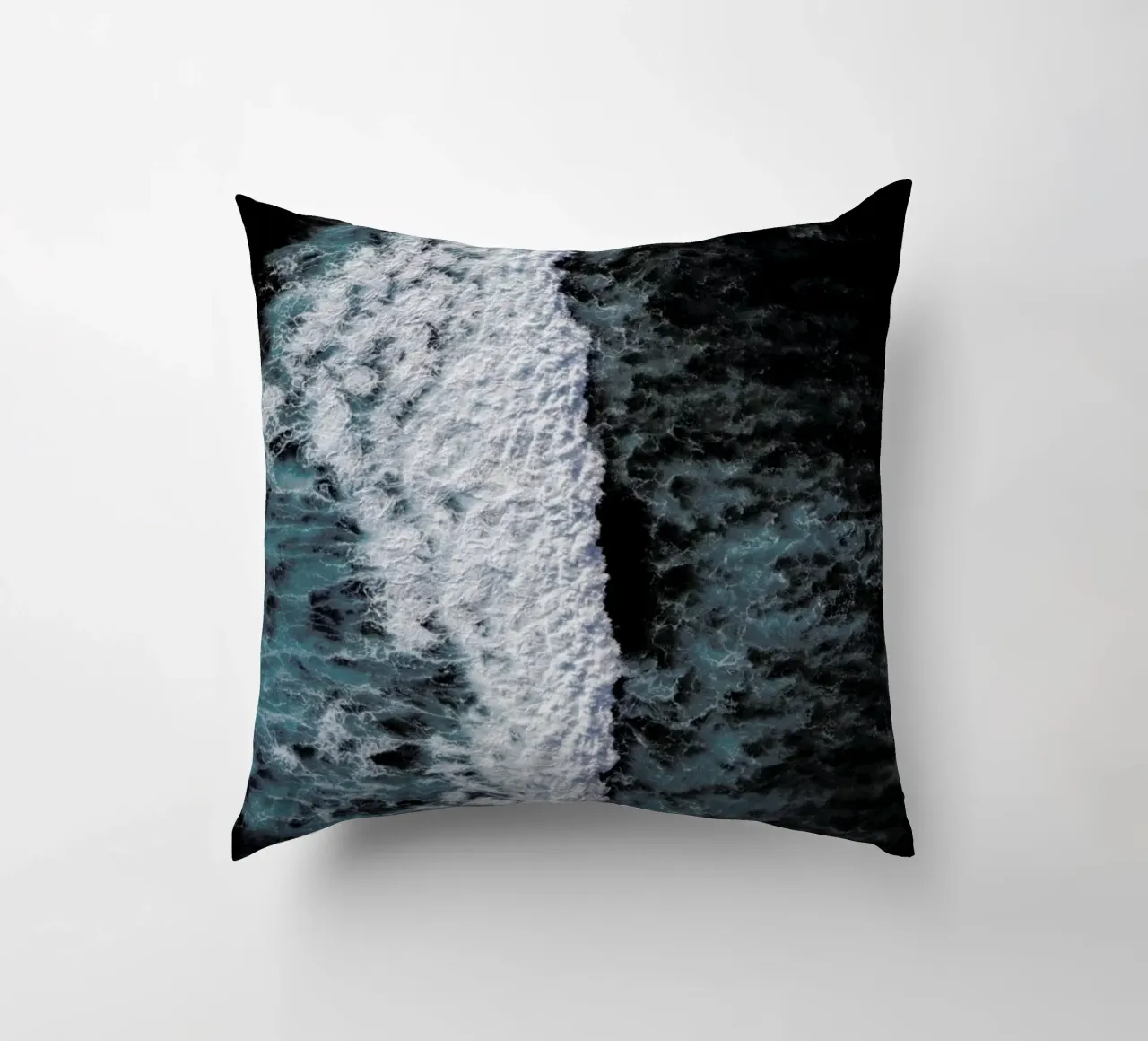 Calming Waves & Deep Blue Sea cuscino da Studio Nahili