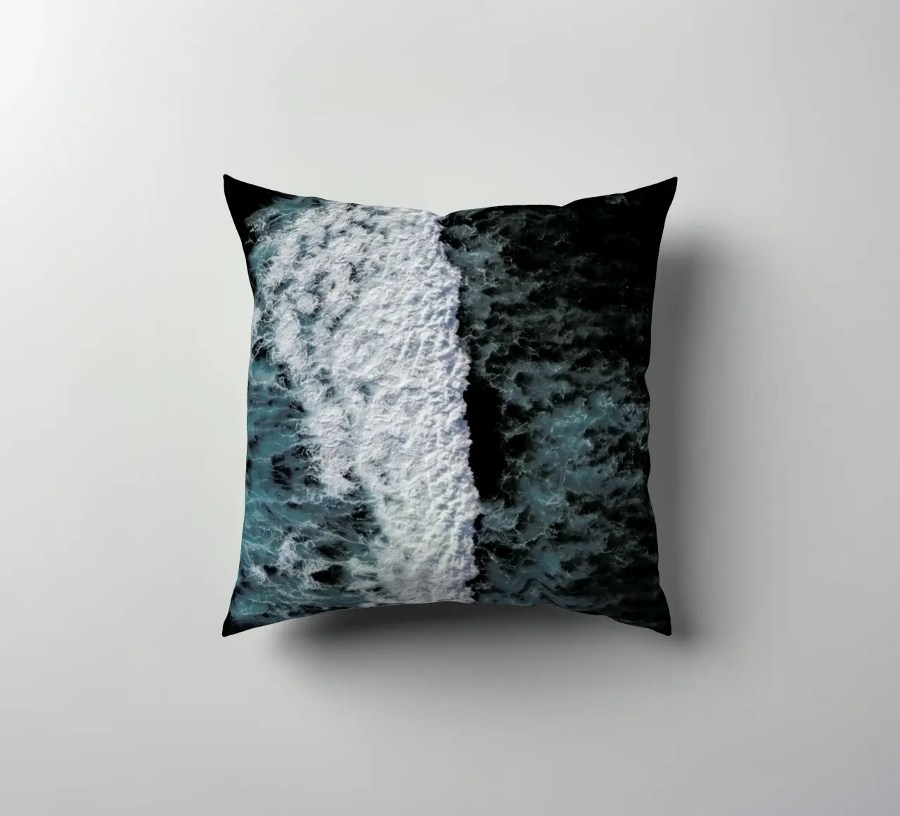 Calming Waves & Deep Blue Sea cuscino da Studio Nahili