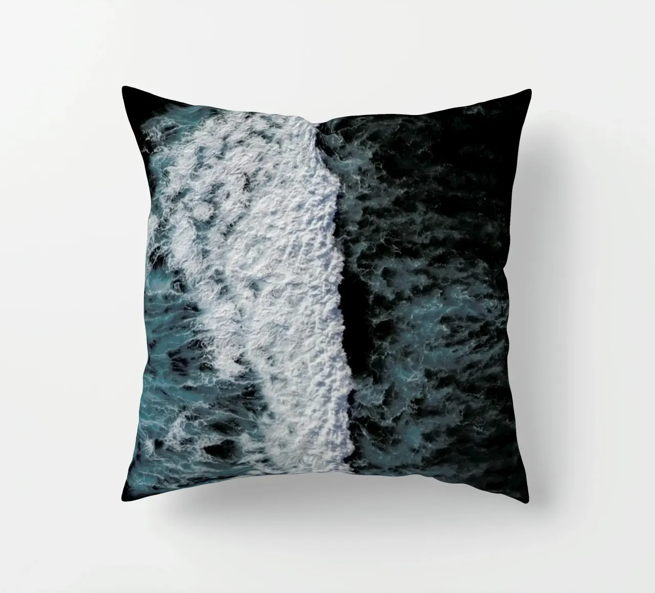 Calming Waves & Deep Blue Sea cuscino da Studio Nahili