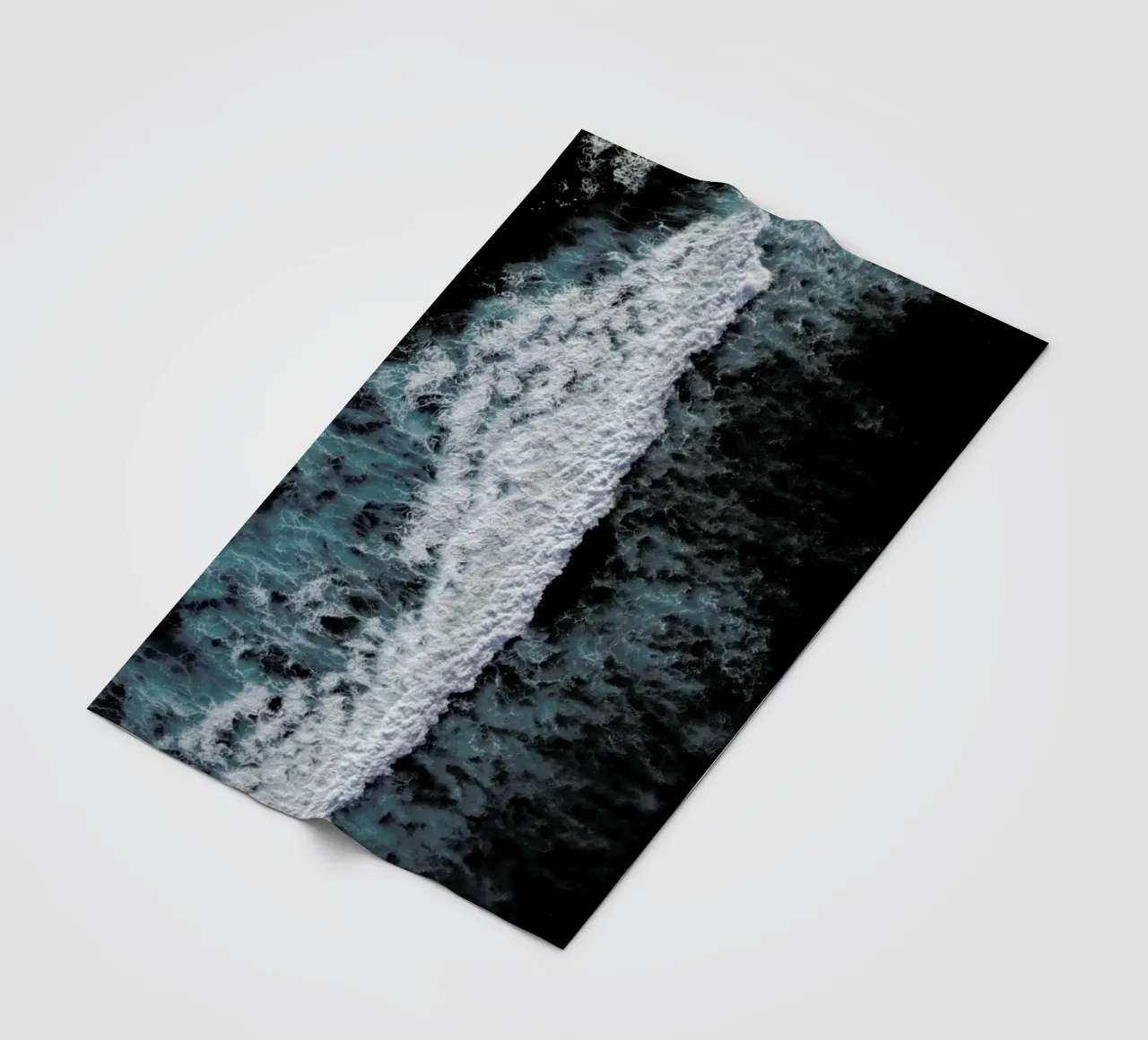 Calming Waves & Deep Blue Sea coperta in pile da Studio Nahili