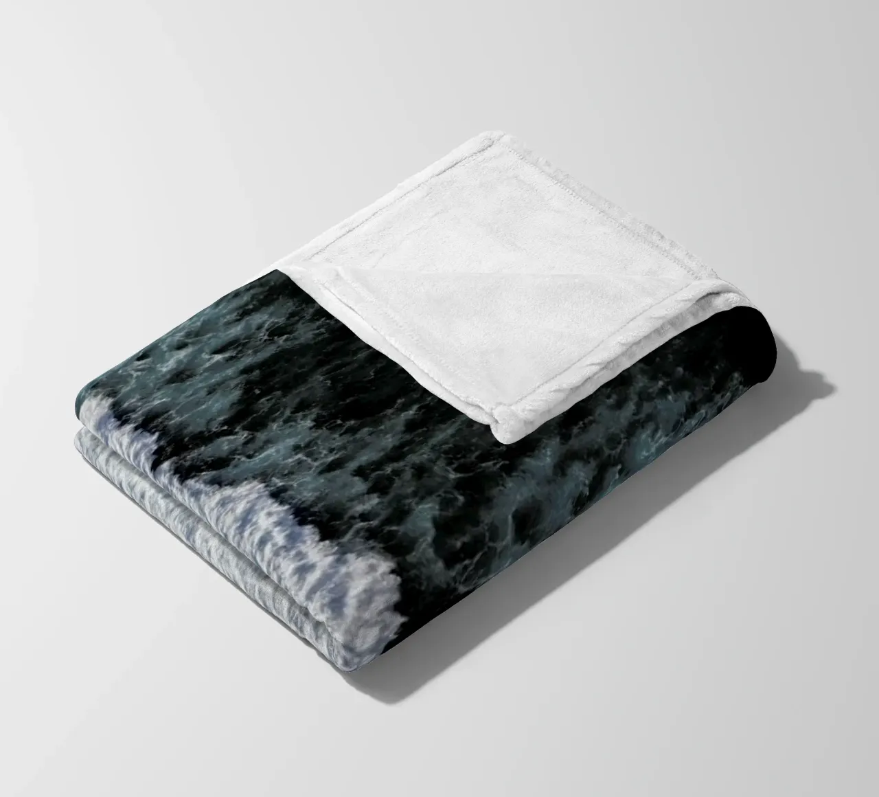 Calming Waves & Deep Blue Sea coperta in pile da Studio Nahili