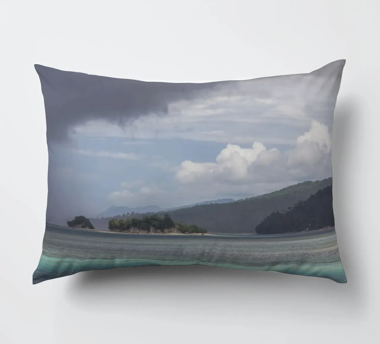 Cloudy sky on a tropical island cuscino da photolovers