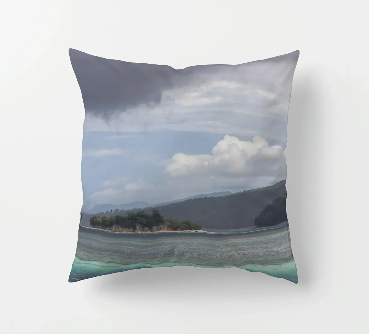 Cloudy sky on a tropical island cuscino da photolovers