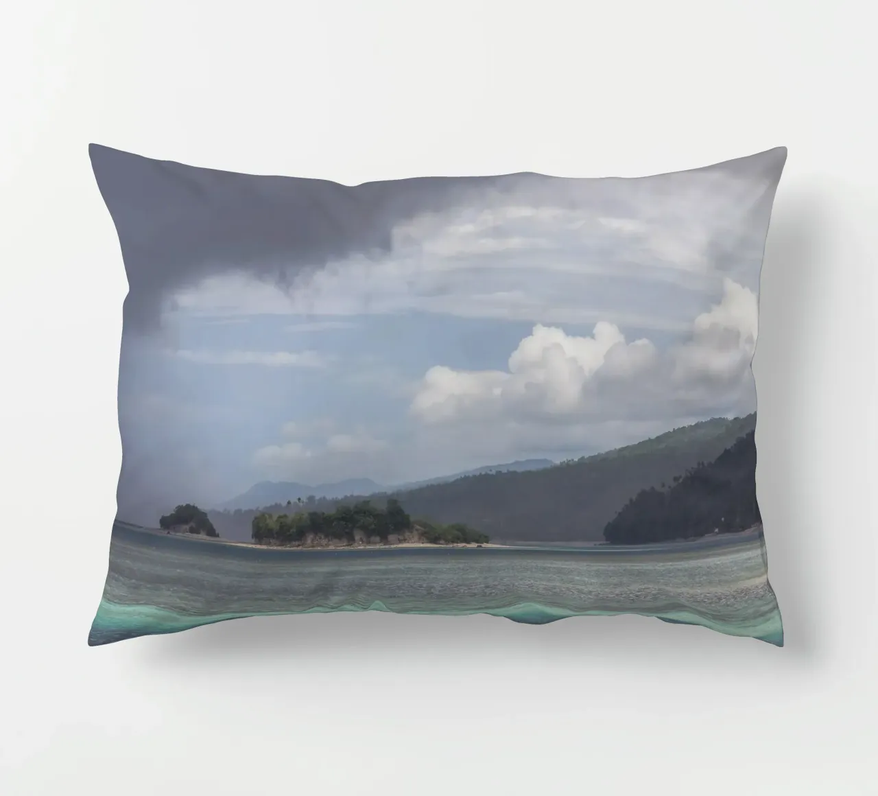 Cloudy sky on a tropical island cuscino da photolovers