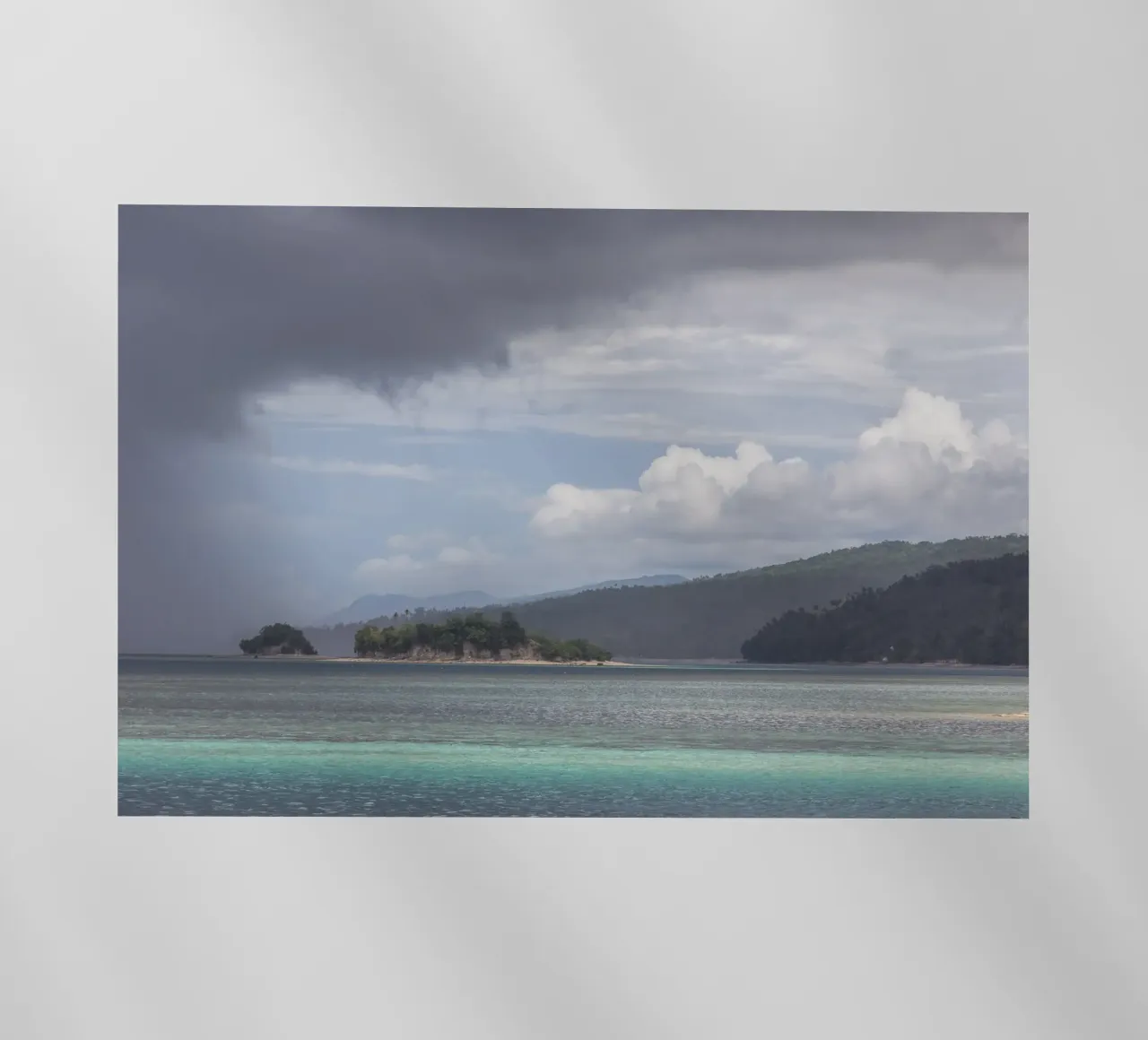 Cloudy sky on a tropical island pellicola backlit da photolovers