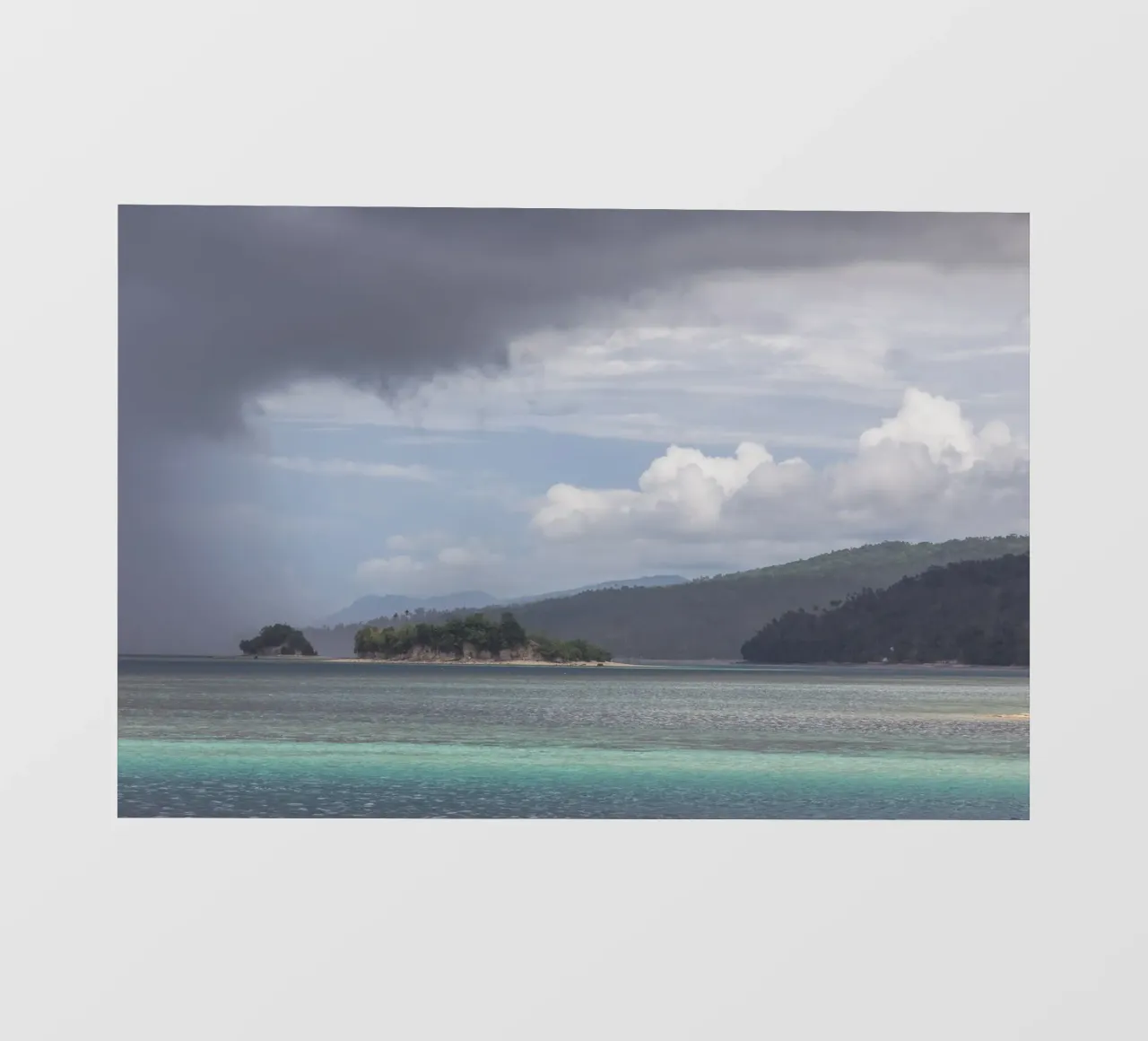 Cloudy sky on a tropical island pellicola backlit da photolovers
