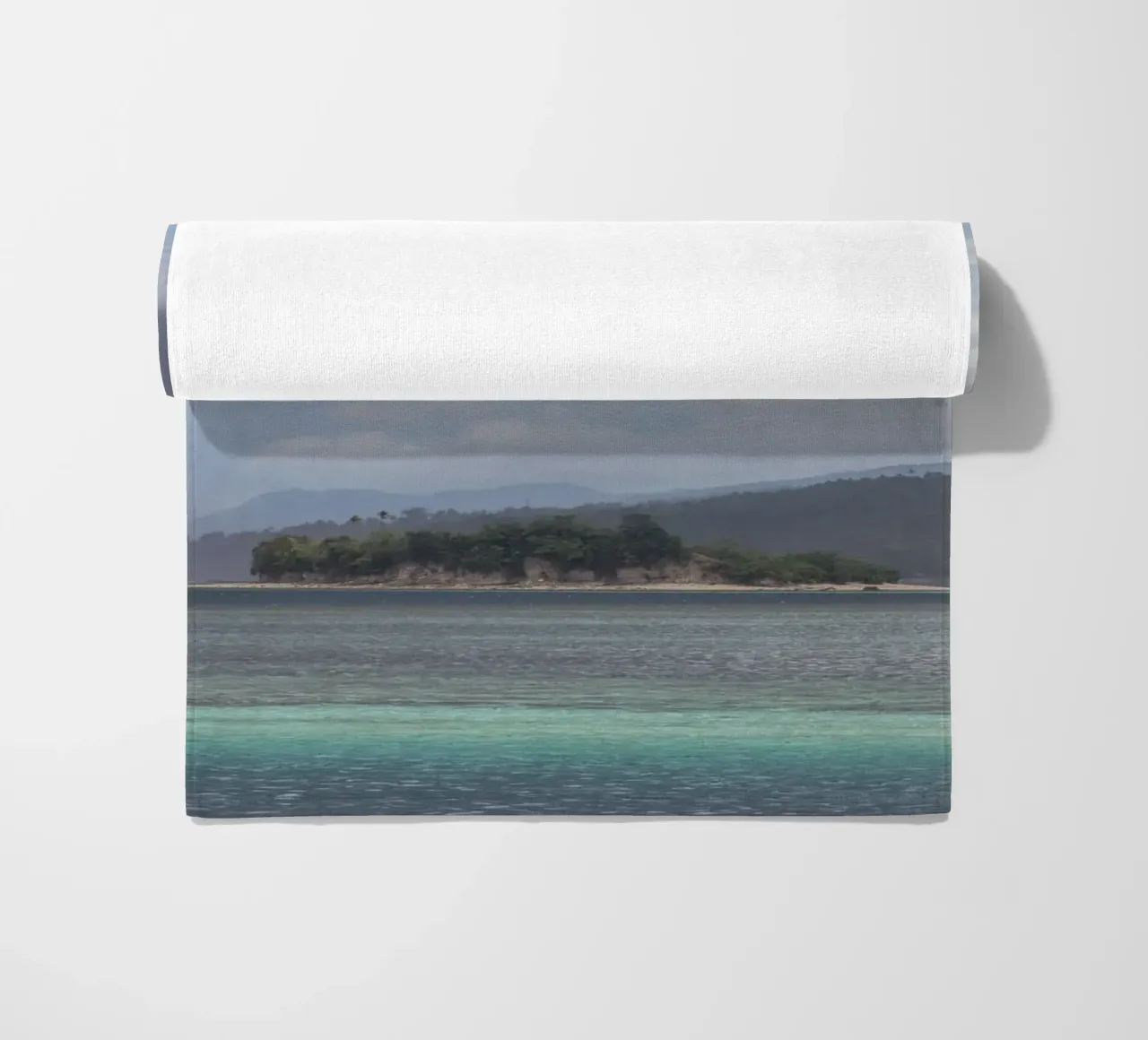 Cloudy sky on a tropical island telo mare da photolovers