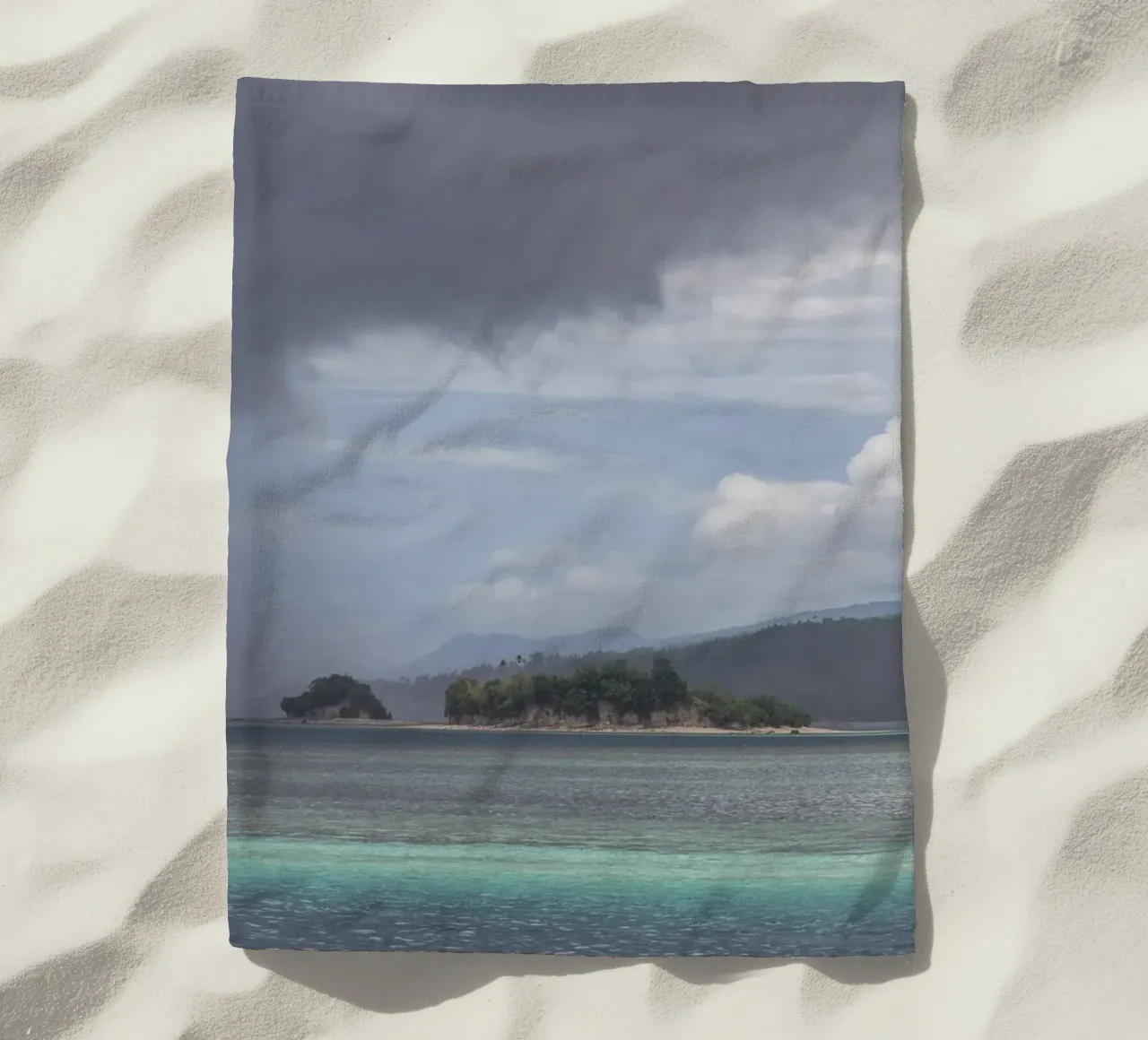 Cloudy sky on a tropical island telo mare da photolovers
