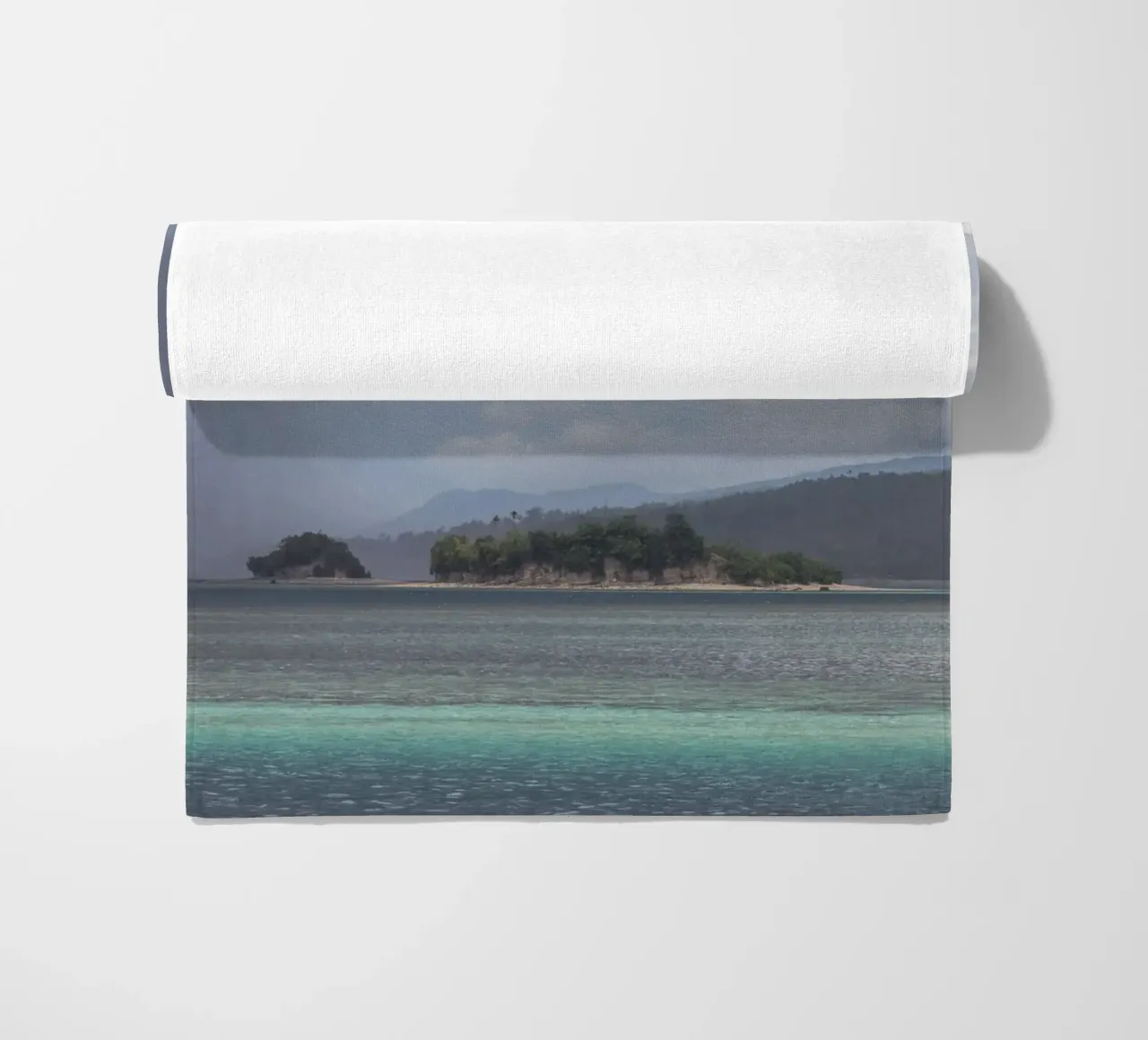 Cloudy sky on a tropical island telo mare da photolovers