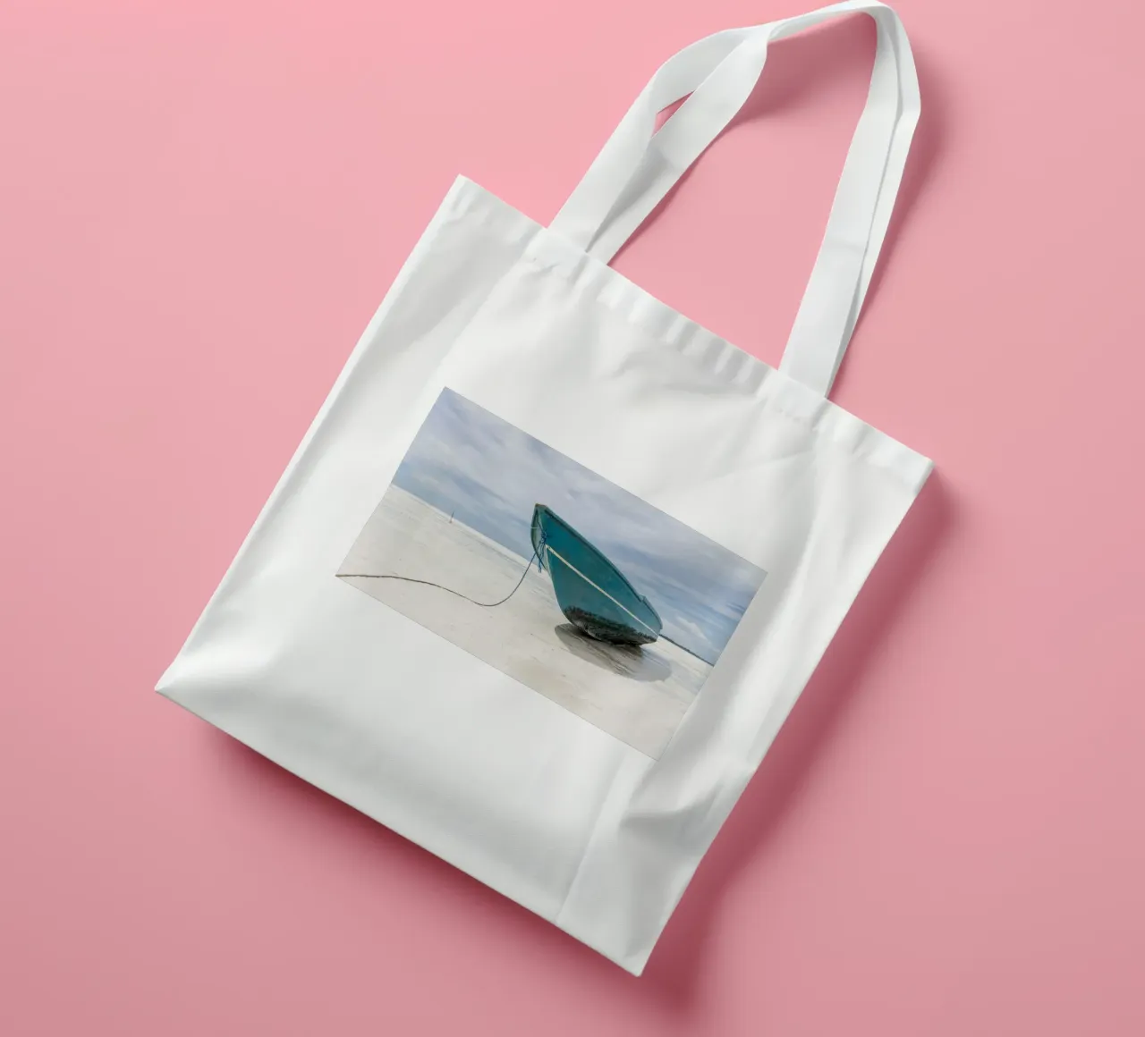 Boat on the beach in the tropics tote bag de photolovers