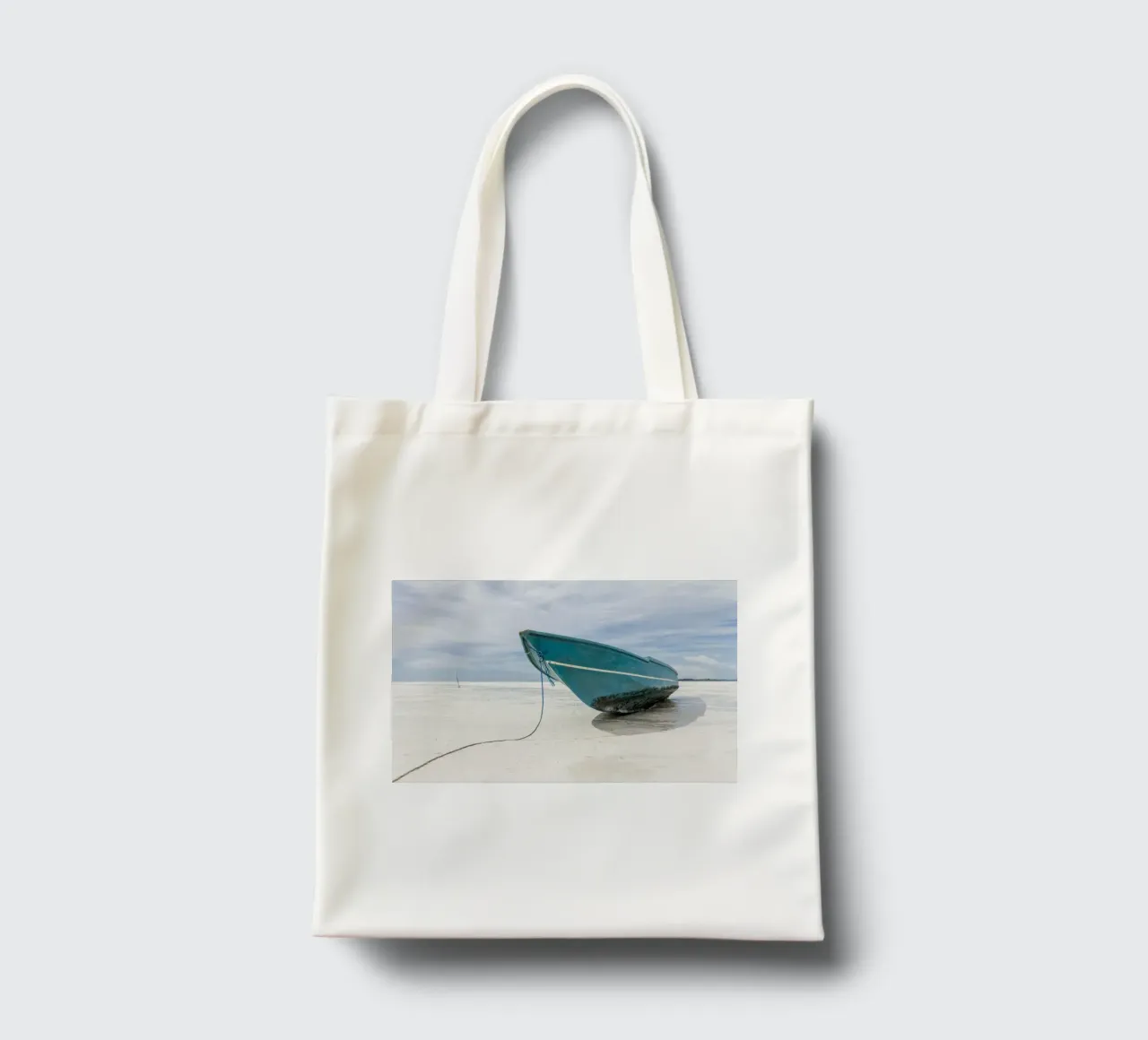 Boat on the beach in the tropics tote bag de photolovers