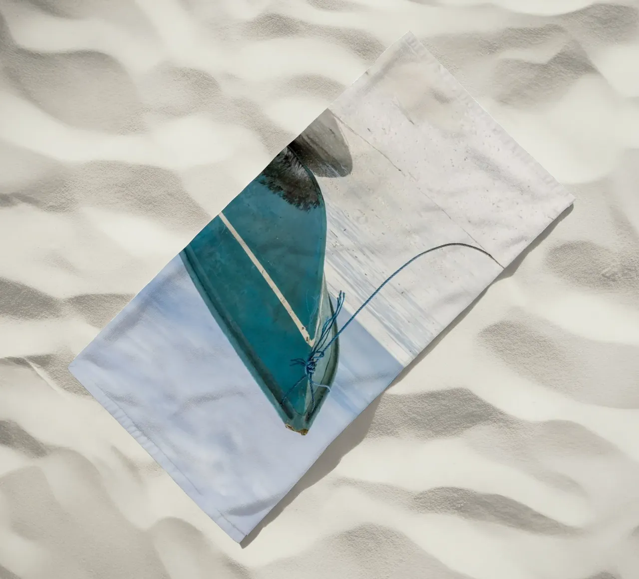 Boat on the beach in the tropics telo mare da photolovers
