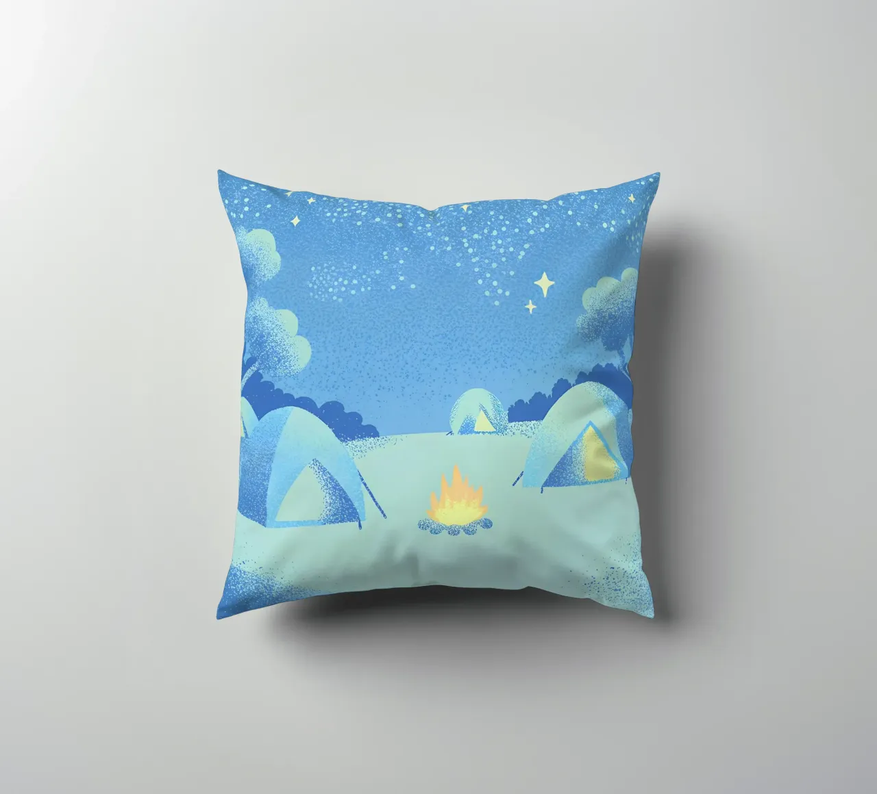 Campeggio nella foresta cuscino da SOUL SHOP