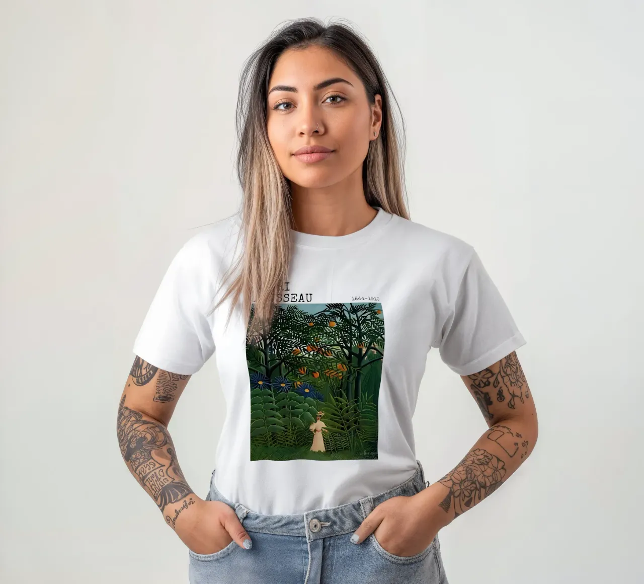 Donna che cammina in una foresta esotica di Henri Rousseau t-shirt da tokovictory