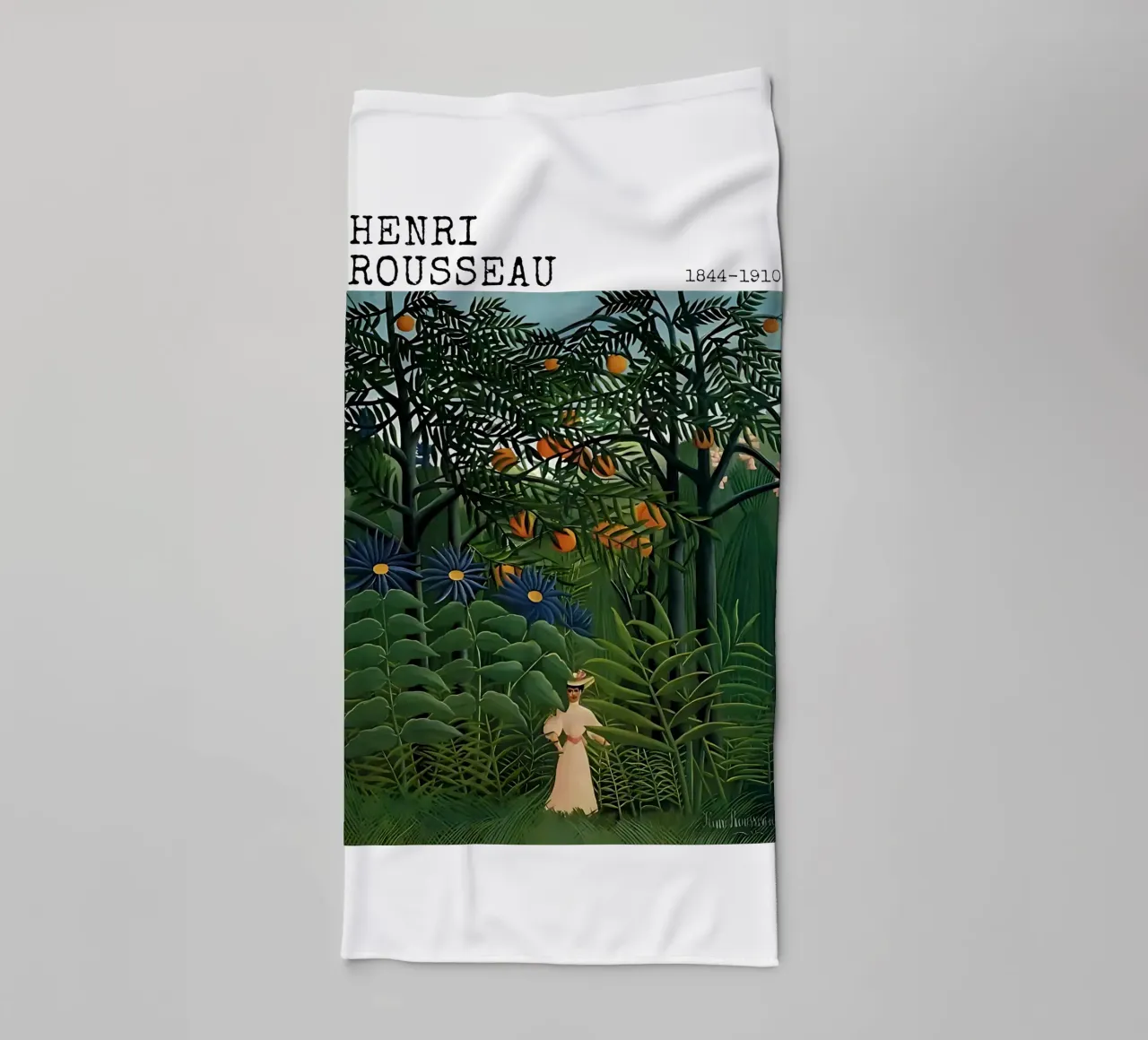 Donna che cammina in una foresta esotica di Henri Rousseau asciugamano da bagno da tokovictory