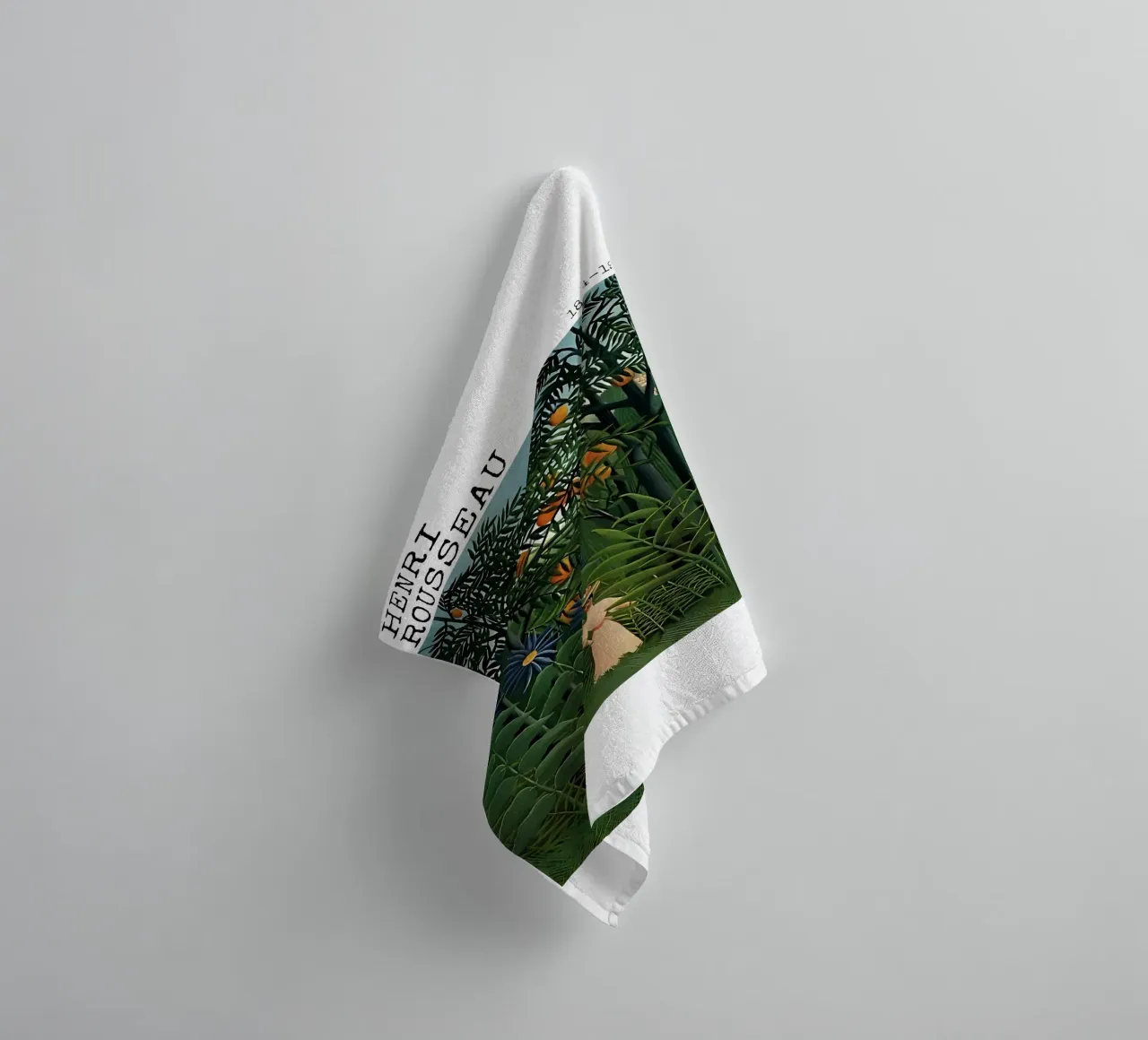 Donna che cammina in una foresta esotica di Henri Rousseau asciugamano da bagno da tokovictory
