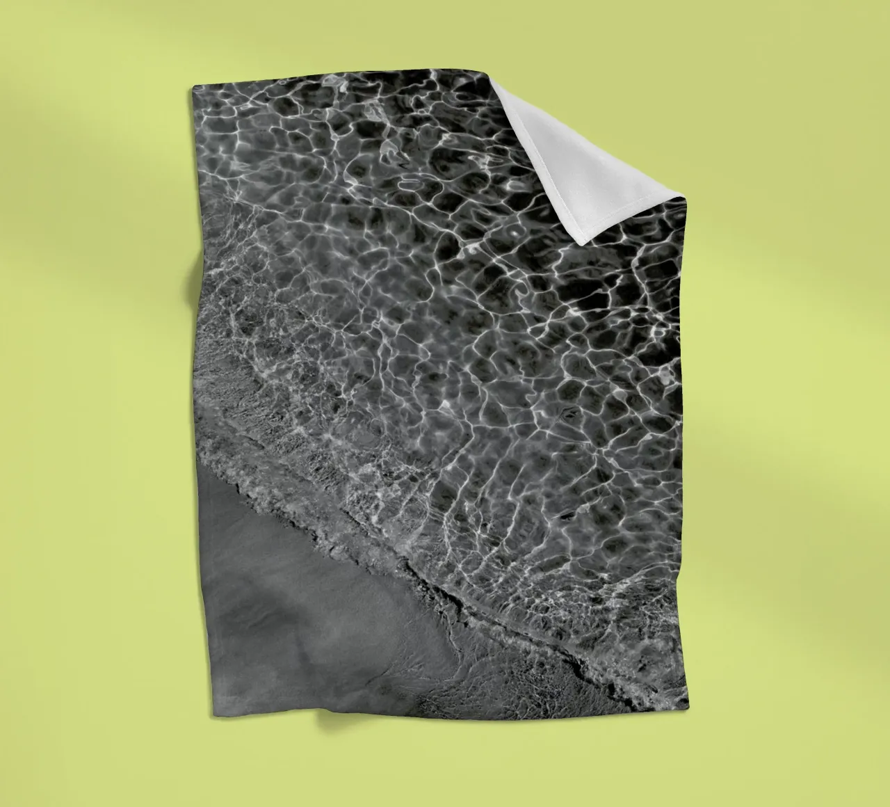 Where Sand And Water Meet Black&white Edition Fleecedecke von Studio Nahili
