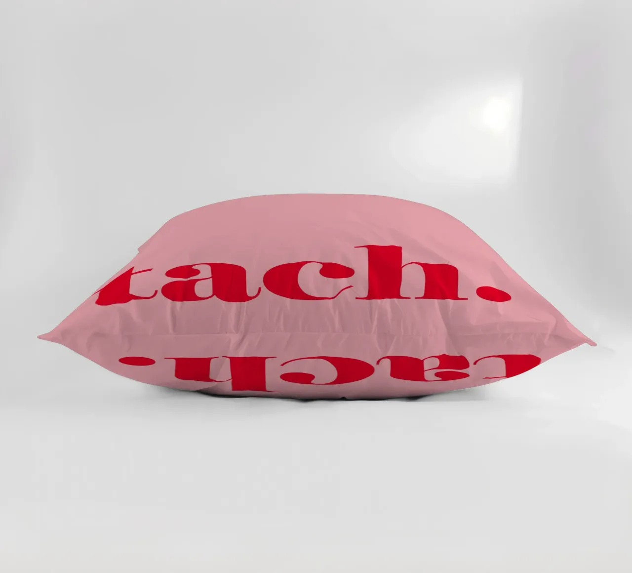 TACH in rosso lampone su rosa - un allegro saluto estivo per la casa cuscino da Stilrausch