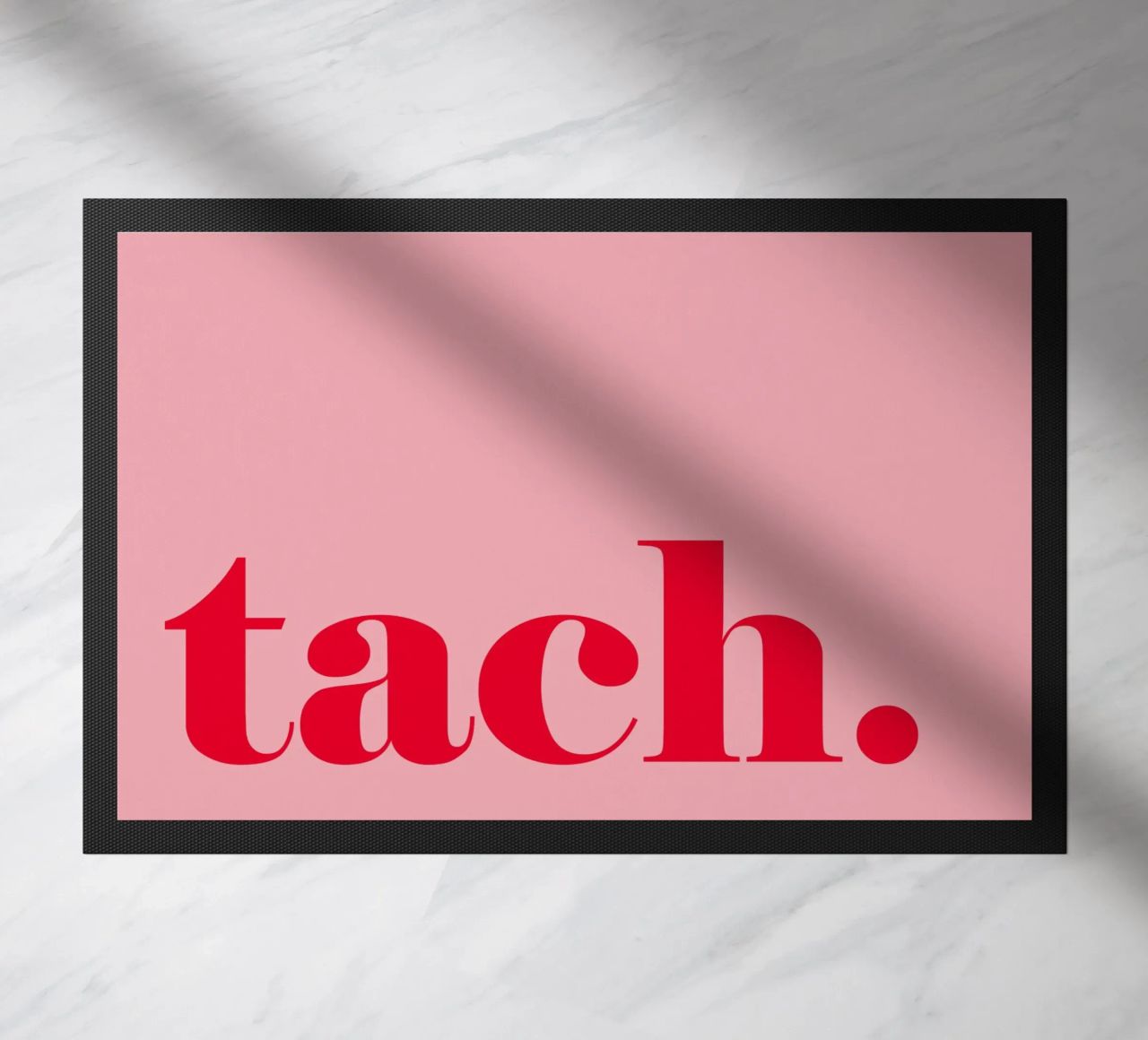TACH in rosso lampone su rosa - un allegro saluto estivo per la casa zerbino da Stilrausch
