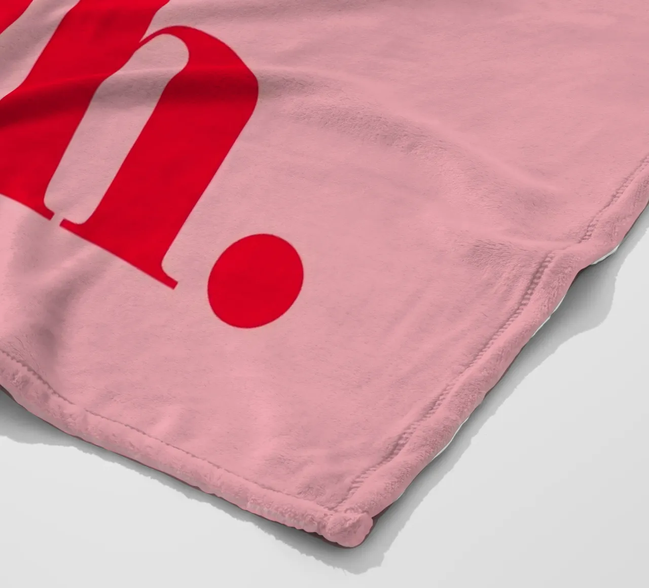 TACH in rosso lampone su rosa - un allegro saluto estivo per la casa coperta in pile da Stilrausch