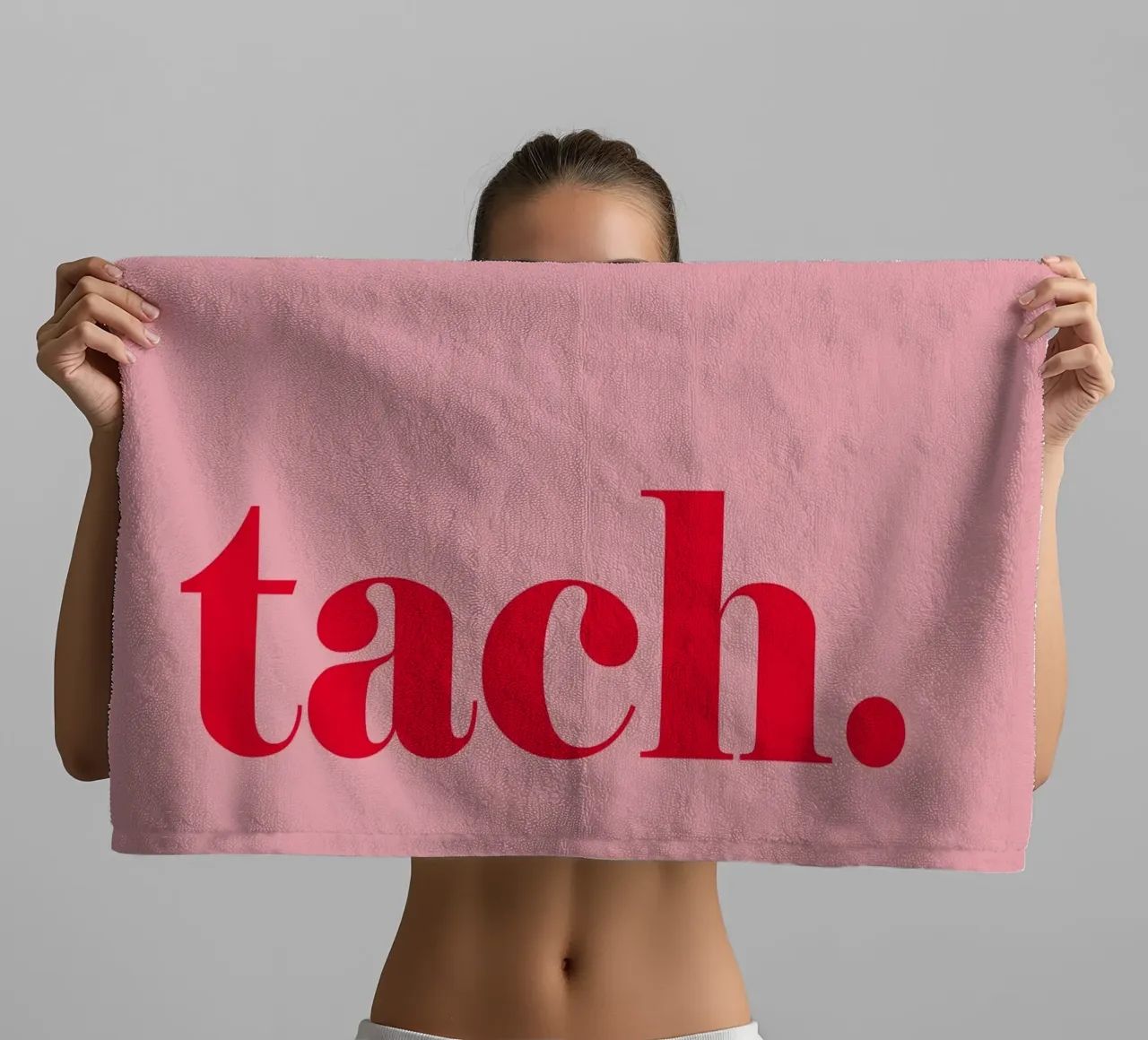 TACH in rosso lampone su rosa - un allegro saluto estivo per la casa asciugamano da bagno da Stilrausch