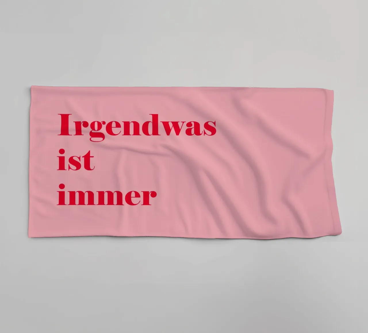 Irgendwas ist immer – Himbeerrote Ecke auf Pink mit Humor Handtuch von Stilrausch
