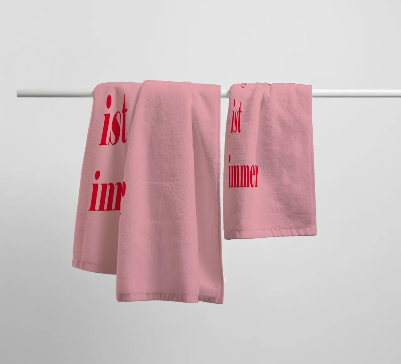 Irgendwas ist immer – Himbeerrote Ecke auf Pink mit Humor Handtuch von Stilrausch