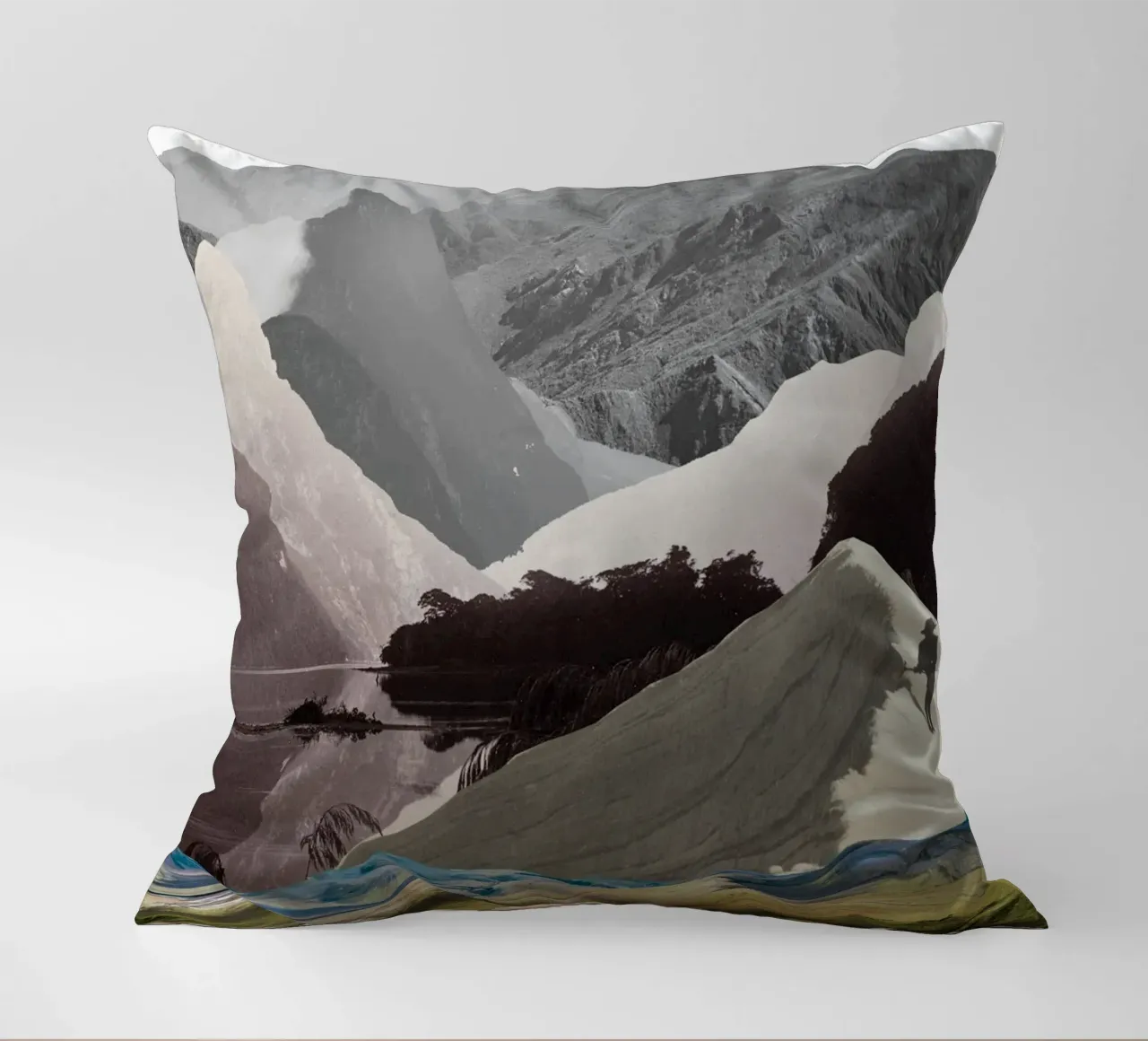 Phantom Range | Press Play Art Print Collage cojín de Press Play Art Prints