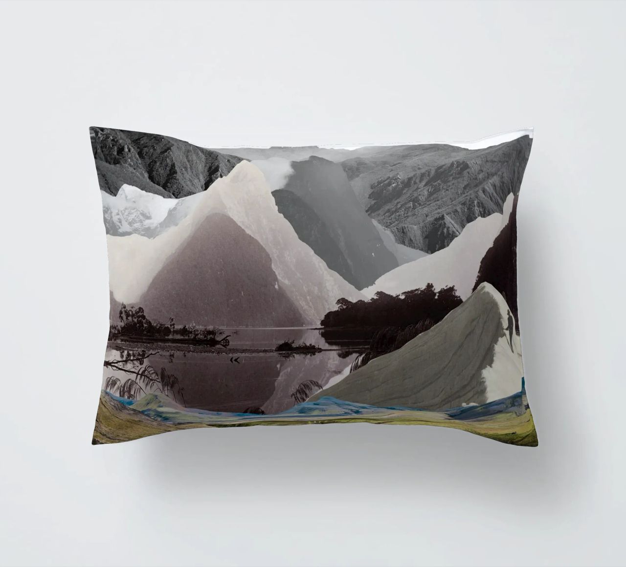 Phantom Range | Press Play Art Print Collage cuscino da Press Play Art Prints