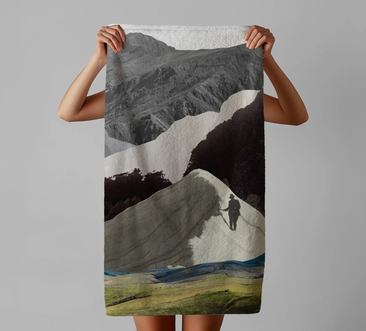Phantom Range | Press Play Art Print Collage asciugamano da bagno da Press Play Art Prints