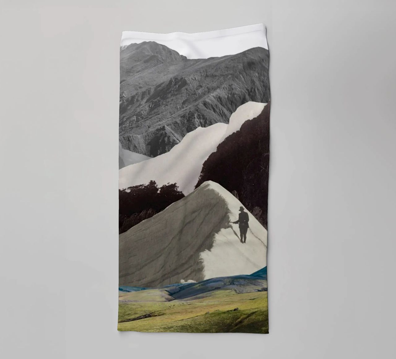 Phantom Range | Press Play Art Print Collage asciugamano da bagno da Press Play Art Prints